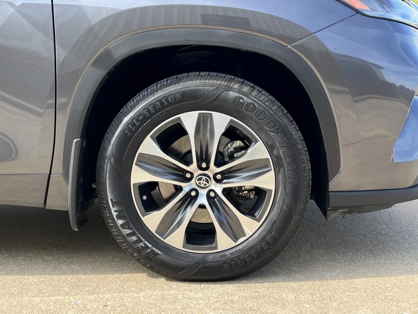 2022 GRAY /Tan Leather Toyota Highlander XLE AWD V6 (5TDGZRBH3NS) with an 3.5L V6 engine, Automatic transmission, located at 506 S. Kingshighway, Cape Girardeau, MO, 63703, (573) 235-5000, 37.294991, -89.553635 - 2022 Toyota Highlander XLE 1-Owner 110xxx miles All Wheel Drive 3.5L V6 Automatic Leather 3rd Row Backup Camera Power/Heated Seats Sunroof Bluetooth Cruise Power Windows/Locks/Mirrors We have financing available and we accept trades! Fill out a credit application on our website or come - Photo#38