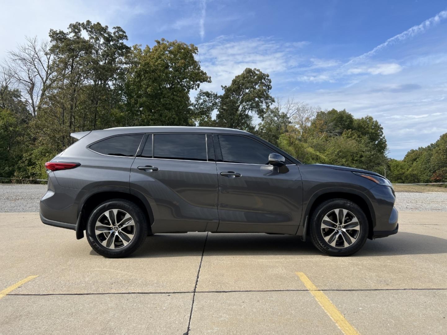 2022 GRAY /Tan Leather Toyota Highlander XLE AWD V6 (5TDGZRBH3NS) with an 3.5L V6 engine, Automatic transmission, located at 506 S. Kingshighway, Cape Girardeau, MO, 63703, (573) 235-5000, 37.294991, -89.553635 - 2022 Toyota Highlander XLE 1-Owner 110xxx miles All Wheel Drive 3.5L V6 Automatic Leather 3rd Row Backup Camera Power/Heated Seats Sunroof Bluetooth Cruise Power Windows/Locks/Mirrors We have financing available and we accept trades! Fill out a credit application on our website or come - Photo#8