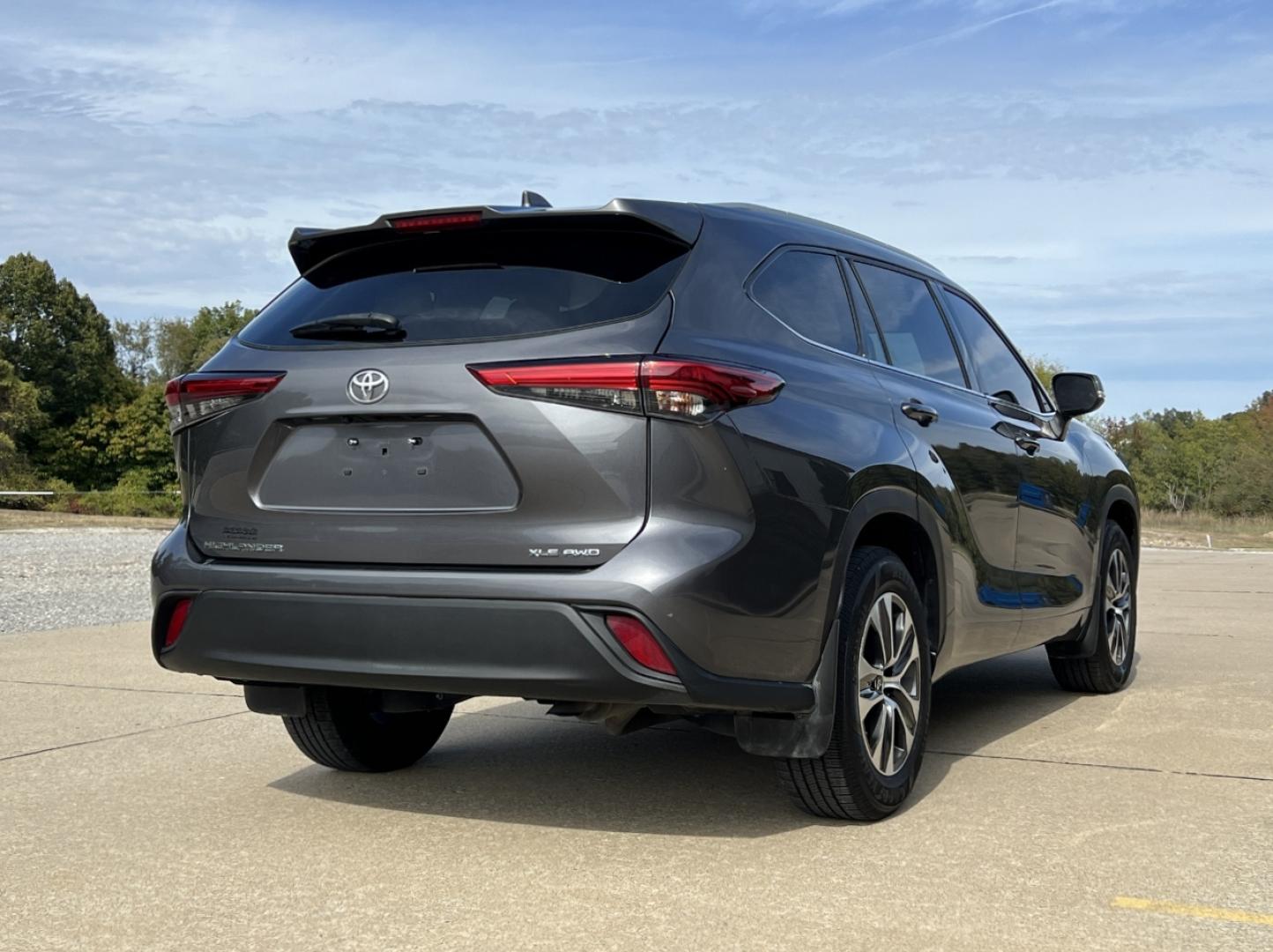 2022 GRAY /Tan Leather Toyota Highlander XLE AWD V6 (5TDGZRBH3NS) with an 3.5L V6 engine, Automatic transmission, located at 506 S. Kingshighway, Cape Girardeau, MO, 63703, (573) 235-5000, 37.294991, -89.553635 - 2022 Toyota Highlander XLE 1-Owner 110xxx miles All Wheel Drive 3.5L V6 Automatic Leather 3rd Row Backup Camera Power/Heated Seats Sunroof Bluetooth Cruise Power Windows/Locks/Mirrors We have financing available and we accept trades! Fill out a credit application on our website or come - Photo#9