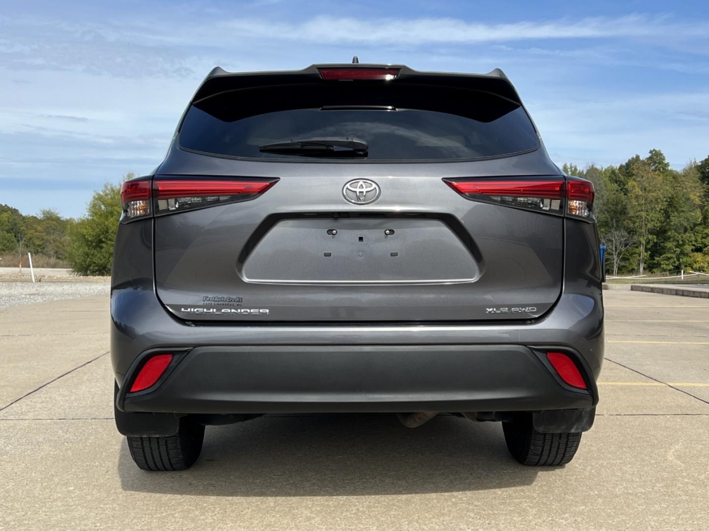 2022 GRAY /Tan Leather Toyota Highlander XLE AWD V6 (5TDGZRBH3NS) with an 3.5L V6 engine, Automatic transmission, located at 506 S. Kingshighway, Cape Girardeau, MO, 63703, (573) 235-5000, 37.294991, -89.553635 - 2022 Toyota Highlander XLE 1-Owner 110xxx miles All Wheel Drive 3.5L V6 Automatic Leather 3rd Row Backup Camera Power/Heated Seats Sunroof Bluetooth Cruise Power Windows/Locks/Mirrors We have financing available and we accept trades! Fill out a credit application on our website or come - Photo#11