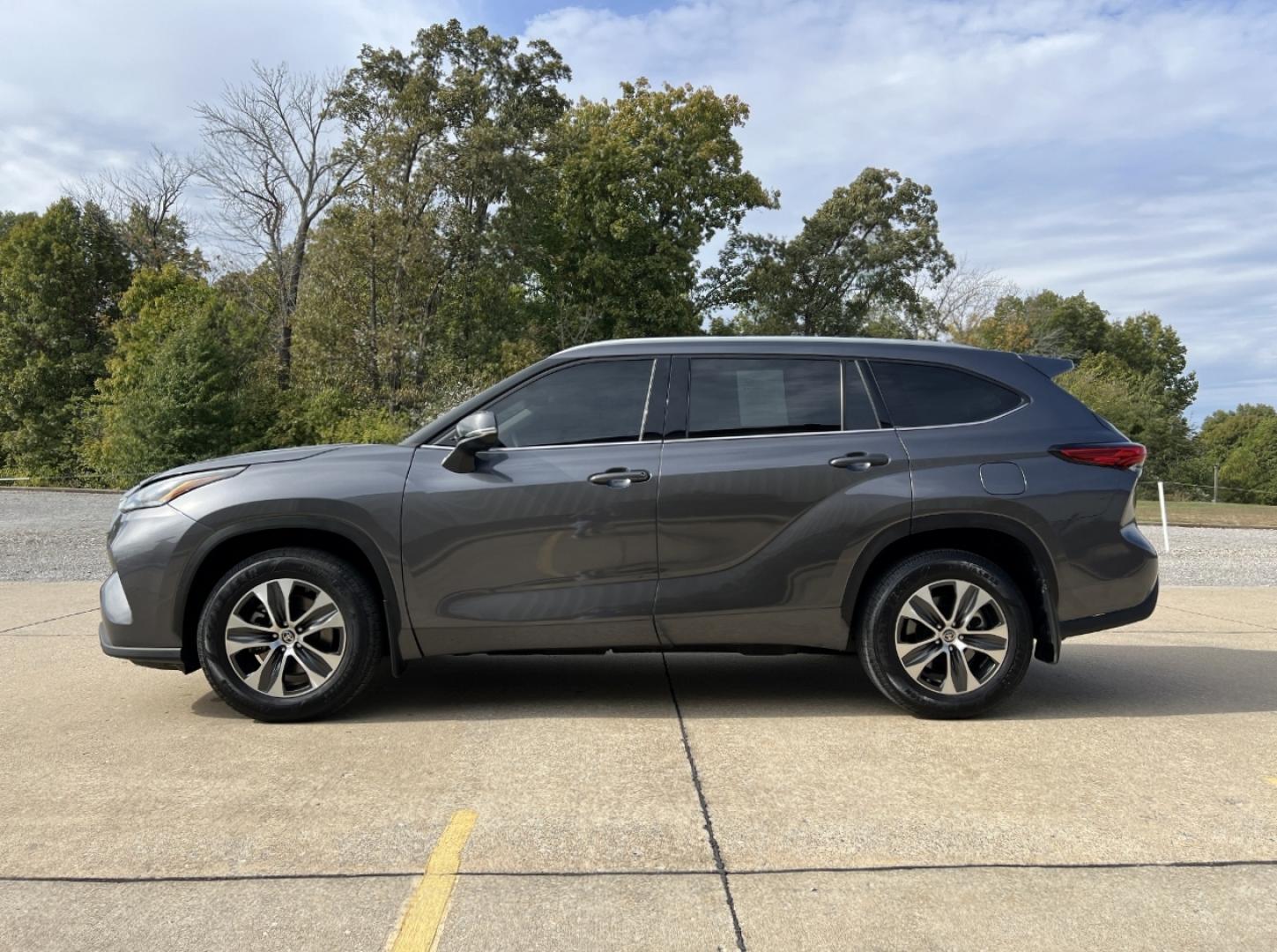 2022 GRAY /Tan Leather Toyota Highlander XLE AWD V6 (5TDGZRBH3NS) with an 3.5L V6 engine, Automatic transmission, located at 506 S. Kingshighway, Cape Girardeau, MO, 63703, (573) 235-5000, 37.294991, -89.553635 - 2022 Toyota Highlander XLE 1-Owner 110xxx miles All Wheel Drive 3.5L V6 Automatic Leather 3rd Row Backup Camera Power/Heated Seats Sunroof Bluetooth Cruise Power Windows/Locks/Mirrors We have financing available and we accept trades! Fill out a credit application on our website or come - Photo#7