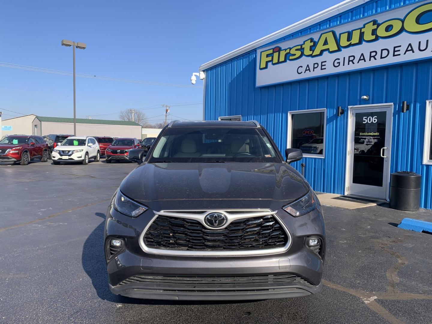 2022 GRAY /Tan Leather Toyota Highlander XLE AWD V6 (5TDGZRBH3NS) with an 3.5L V6 engine, Automatic transmission, located at 506 S. Kingshighway, Cape Girardeau, MO, 63703, (573) 235-5000, 37.294991, -89.553635 - 2022 Toyota Highlander XLE 1-Owner 110xxx miles All Wheel Drive 3.5L V6 Automatic Leather 3rd Row Backup Camera Power/Heated Seats Sunroof Bluetooth Cruise Power Windows/Locks/Mirrors We have financing available and we accept trades! Fill out a credit application on our website or come - Photo#1