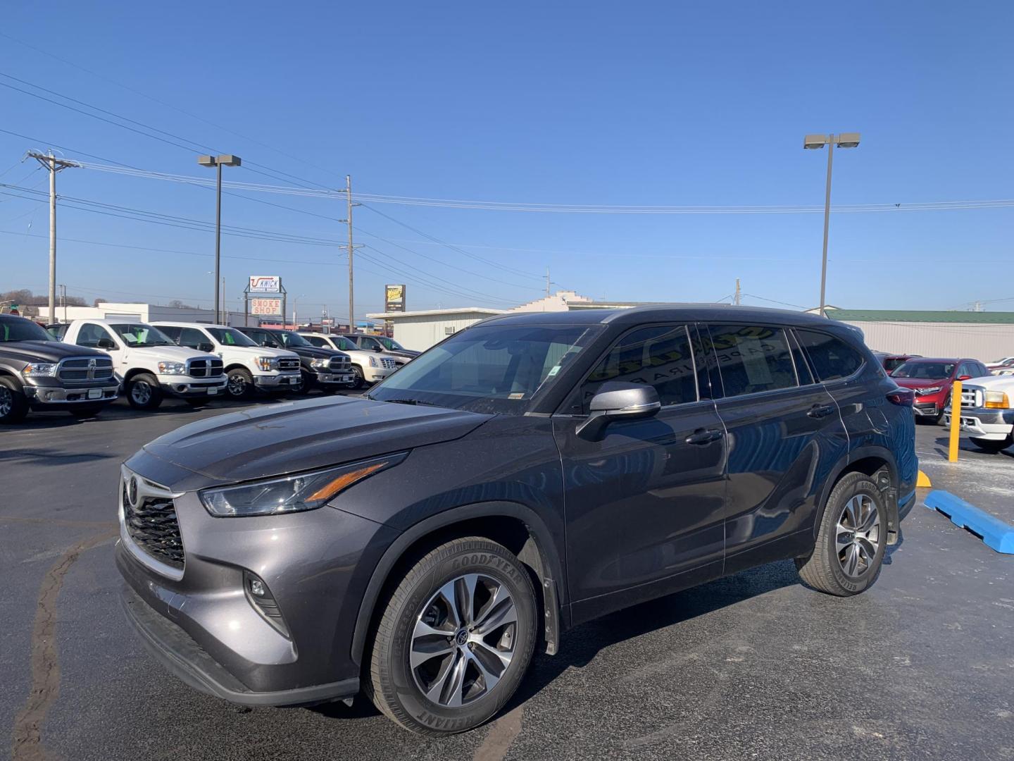 2022 GRAY /Tan Leather Toyota Highlander XLE AWD V6 (5TDGZRBH3NS) with an 3.5L V6 engine, Automatic transmission, located at 506 S. Kingshighway, Cape Girardeau, MO, 63703, (573) 235-5000, 37.294991, -89.553635 - 2022 Toyota Highlander XLE 1-Owner 110xxx miles All Wheel Drive 3.5L V6 Automatic Leather 3rd Row Backup Camera Power/Heated Seats Sunroof Bluetooth Cruise Power Windows/Locks/Mirrors We have financing available and we accept trades! Fill out a credit application on our website or come - Photo#2