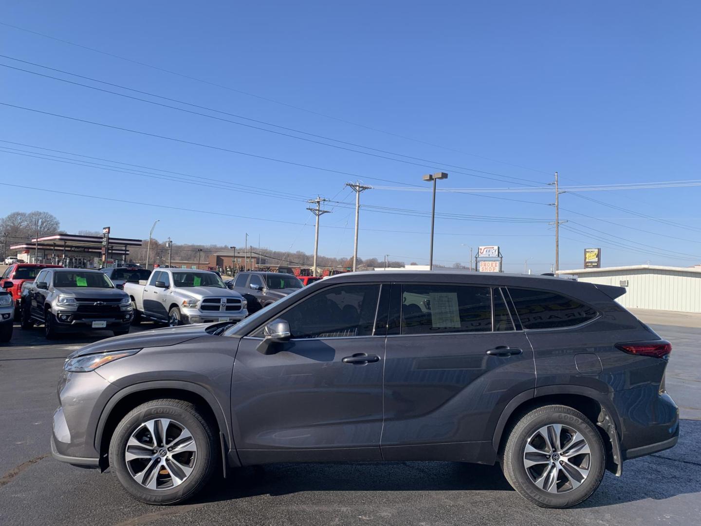 2022 GRAY /Tan Leather Toyota Highlander XLE AWD V6 (5TDGZRBH3NS) with an 3.5L V6 engine, Automatic transmission, located at 506 S. Kingshighway, Cape Girardeau, MO, 63703, (573) 235-5000, 37.294991, -89.553635 - 2022 Toyota Highlander XLE 1-Owner 110xxx miles All Wheel Drive 3.5L V6 Automatic Leather 3rd Row Backup Camera Power/Heated Seats Sunroof Bluetooth Cruise Power Windows/Locks/Mirrors We have financing available and we accept trades! Fill out a credit application on our website or come - Photo#3
