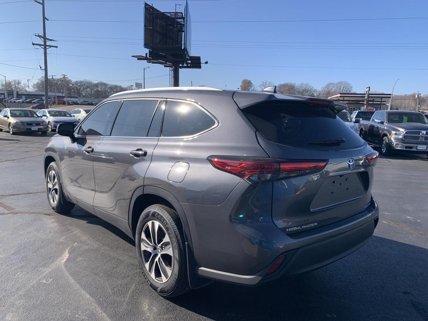 2022 GRAY /Tan Leather Toyota Highlander XLE AWD V6 (5TDGZRBH3NS) with an 3.5L V6 engine, Automatic transmission, located at 506 S. Kingshighway, Cape Girardeau, MO, 63703, (573) 235-5000, 37.294991, -89.553635 - 2022 Toyota Highlander XLE 1-Owner 110xxx miles All Wheel Drive 3.5L V6 Automatic Leather 3rd Row Backup Camera Power/Heated Seats Sunroof Bluetooth Cruise Power Windows/Locks/Mirrors We have financing available and we accept trades! Fill out a credit application on our website or come - Photo#4
