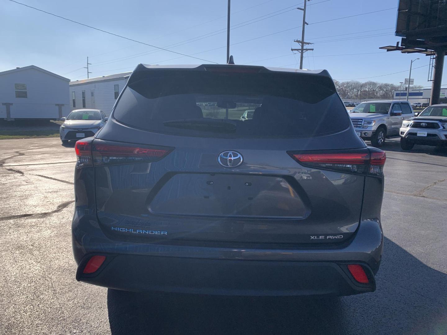 2022 GRAY /Tan Leather Toyota Highlander XLE AWD V6 (5TDGZRBH3NS) with an 3.5L V6 engine, Automatic transmission, located at 506 S. Kingshighway, Cape Girardeau, MO, 63703, (573) 235-5000, 37.294991, -89.553635 - 2022 Toyota Highlander XLE 1-Owner 110xxx miles All Wheel Drive 3.5L V6 Automatic Leather 3rd Row Backup Camera Power/Heated Seats Sunroof Bluetooth Cruise Power Windows/Locks/Mirrors We have financing available and we accept trades! Fill out a credit application on our website or come - Photo#5
