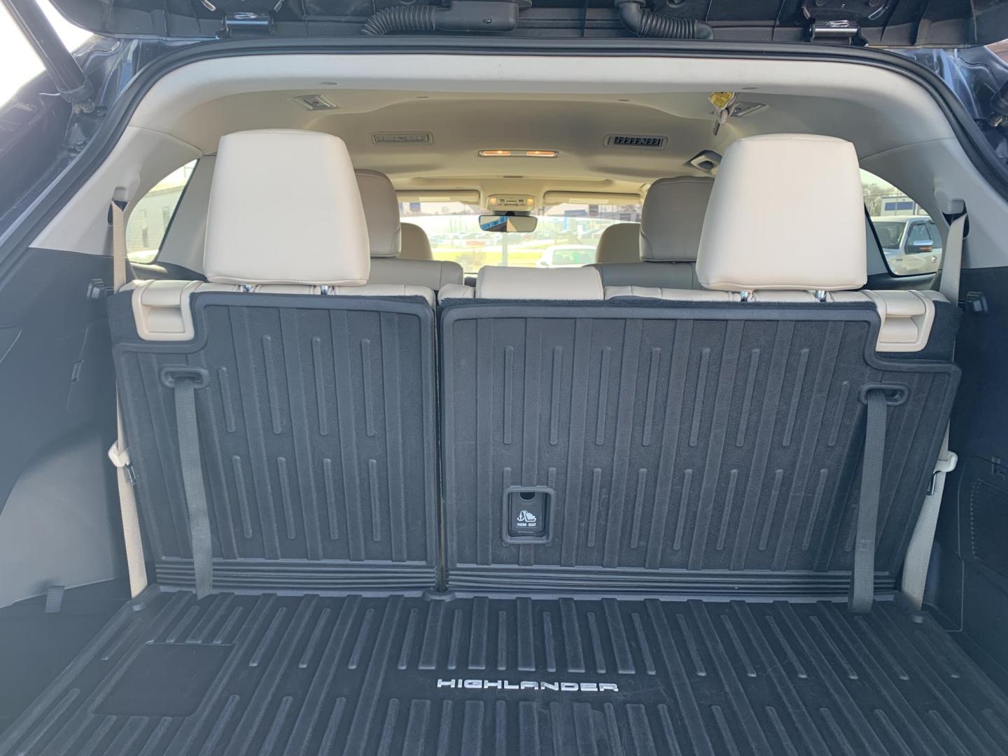 2022 GRAY /Tan Leather Toyota Highlander XLE AWD V6 (5TDGZRBH3NS) with an 3.5L V6 engine, Automatic transmission, located at 506 S. Kingshighway, Cape Girardeau, MO, 63703, (573) 235-5000, 37.294991, -89.553635 - 2022 Toyota Highlander XLE 1-Owner 110xxx miles All Wheel Drive 3.5L V6 Automatic Leather 3rd Row Backup Camera Power/Heated Seats Sunroof Bluetooth Cruise Power Windows/Locks/Mirrors We have financing available and we accept trades! Fill out a credit application on our website or come - Photo#6