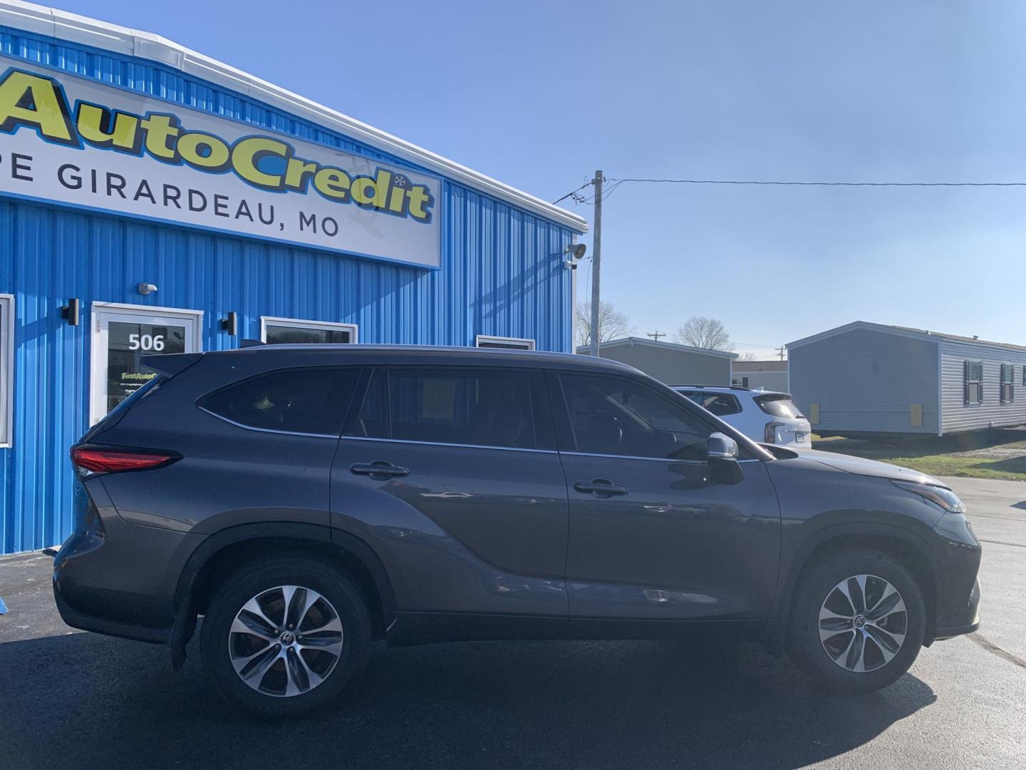 2022 GRAY /Tan Leather Toyota Highlander XLE AWD V6 (5TDGZRBH3NS) with an 3.5L V6 engine, Automatic transmission, located at 506 S. Kingshighway, Cape Girardeau, MO, 63703, (573) 235-5000, 37.294991, -89.553635 - 2022 Toyota Highlander XLE 1-Owner 110xxx miles All Wheel Drive 3.5L V6 Automatic Leather 3rd Row Backup Camera Power/Heated Seats Sunroof Bluetooth Cruise Power Windows/Locks/Mirrors We have financing available and we accept trades! Fill out a credit application on our website or come - Photo#7