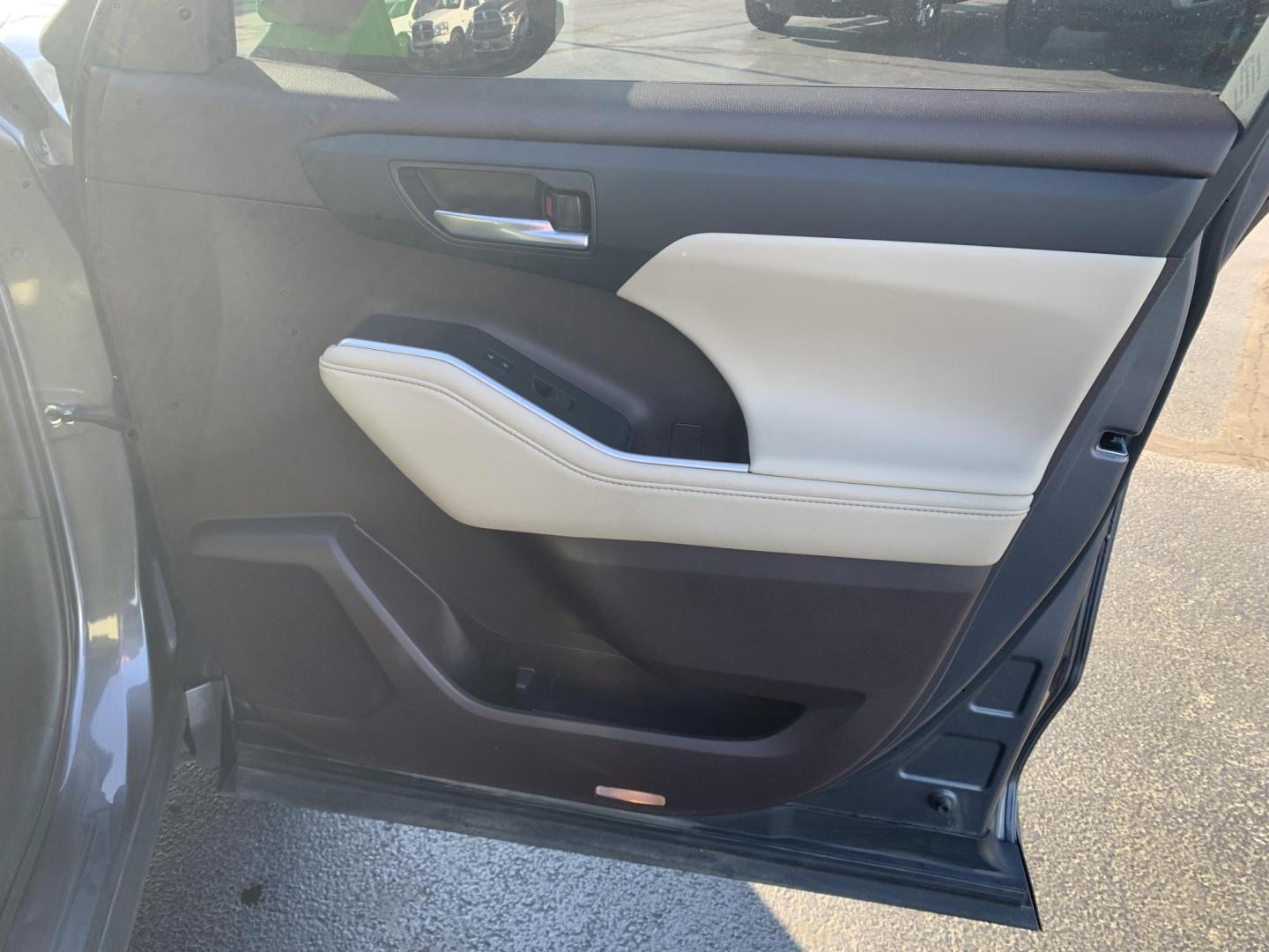 2022 GRAY /Tan Leather Toyota Highlander XLE AWD V6 (5TDGZRBH3NS) with an 3.5L V6 engine, Automatic transmission, located at 506 S. Kingshighway, Cape Girardeau, MO, 63703, (573) 235-5000, 37.294991, -89.553635 - 2022 Toyota Highlander XLE 1-Owner 110xxx miles All Wheel Drive 3.5L V6 Automatic Leather 3rd Row Backup Camera Power/Heated Seats Sunroof Bluetooth Cruise Power Windows/Locks/Mirrors We have financing available and we accept trades! Fill out a credit application on our website or come - Photo#12