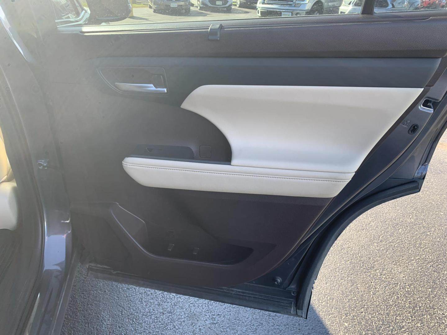 2022 GRAY /Tan Leather Toyota Highlander XLE AWD V6 (5TDGZRBH3NS) with an 3.5L V6 engine, Automatic transmission, located at 506 S. Kingshighway, Cape Girardeau, MO, 63703, (573) 235-5000, 37.294991, -89.553635 - 2022 Toyota Highlander XLE 1-Owner 110xxx miles All Wheel Drive 3.5L V6 Automatic Leather 3rd Row Backup Camera Power/Heated Seats Sunroof Bluetooth Cruise Power Windows/Locks/Mirrors We have financing available and we accept trades! Fill out a credit application on our website or come - Photo#16