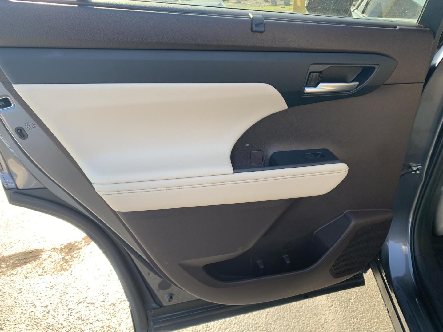 2022 GRAY /Tan Leather Toyota Highlander XLE AWD V6 (5TDGZRBH3NS) with an 3.5L V6 engine, Automatic transmission, located at 506 S. Kingshighway, Cape Girardeau, MO, 63703, (573) 235-5000, 37.294991, -89.553635 - 2022 Toyota Highlander XLE 1-Owner 110xxx miles All Wheel Drive 3.5L V6 Automatic Leather 3rd Row Backup Camera Power/Heated Seats Sunroof Bluetooth Cruise Power Windows/Locks/Mirrors We have financing available and we accept trades! Fill out a credit application on our website or come - Photo#14