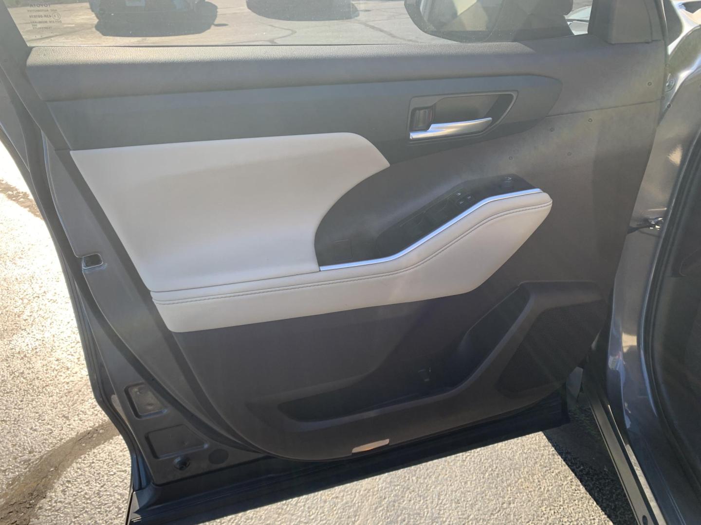 2022 GRAY /Tan Leather Toyota Highlander XLE AWD V6 (5TDGZRBH3NS) with an 3.5L V6 engine, Automatic transmission, located at 506 S. Kingshighway, Cape Girardeau, MO, 63703, (573) 235-5000, 37.294991, -89.553635 - 2022 Toyota Highlander XLE 1-Owner 110xxx miles All Wheel Drive 3.5L V6 Automatic Leather 3rd Row Backup Camera Power/Heated Seats Sunroof Bluetooth Cruise Power Windows/Locks/Mirrors We have financing available and we accept trades! Fill out a credit application on our website or come - Photo#9