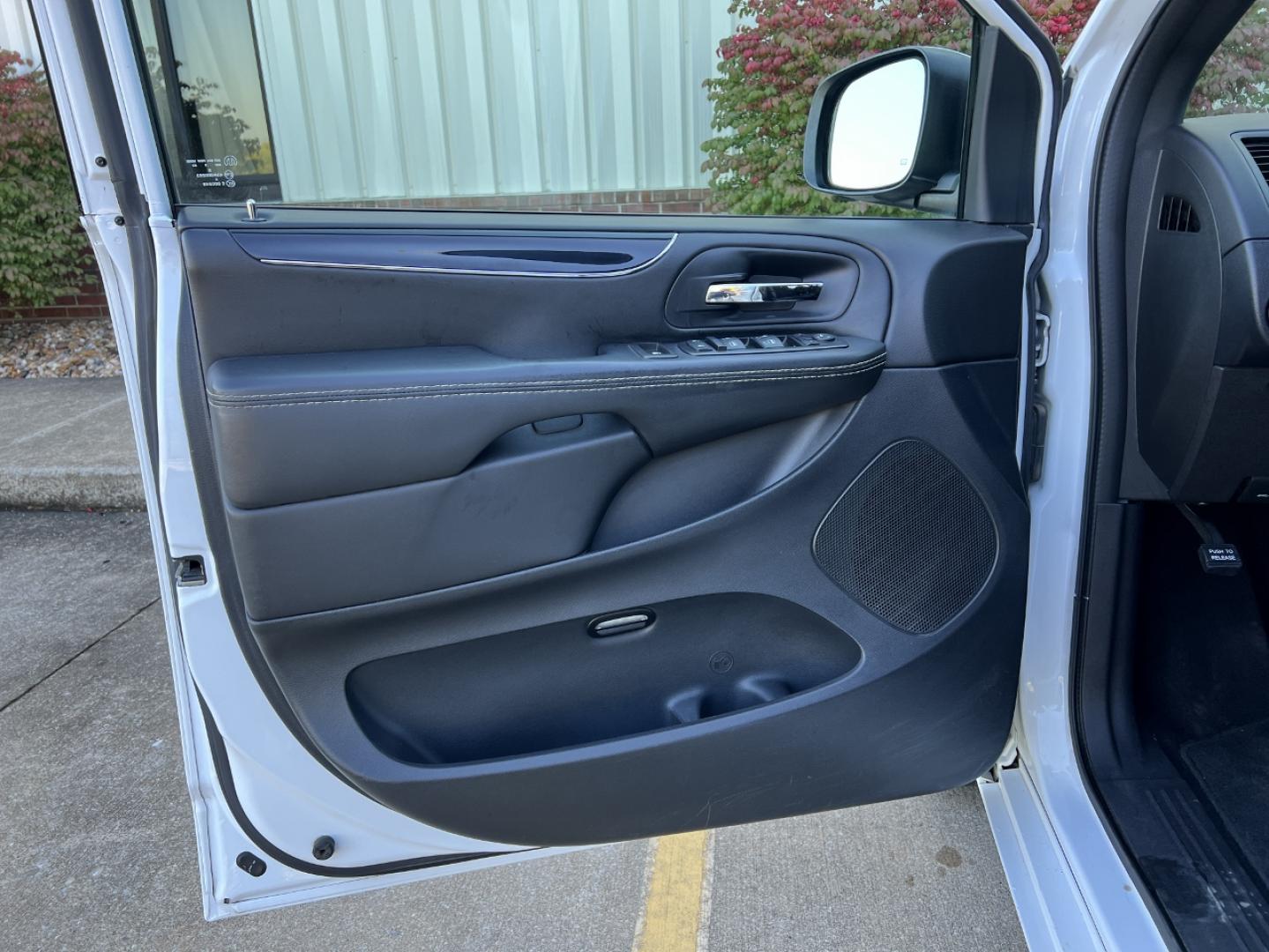 2015 WHITE /Black Cloth Dodge Grand Caravan SE (2C4RDGBG4FR) with an 3.6L V6 engine, Automatic transmission, located at 2990 Old Orchard Rd., Jackson, MO, 63755, 37.354214, -89.612106 - 2015 Dodge Grand Caravan SE 134xxx miles Front Wheel Drive 3.6L V6 Automatic 3rd Row Backup Camera Bluetooth Cruise Power Windows/Locks/Mirrors We have financing available and we accept trades! Fill out a credit application on our website or come by today! If you have any questions, give - Photo#10