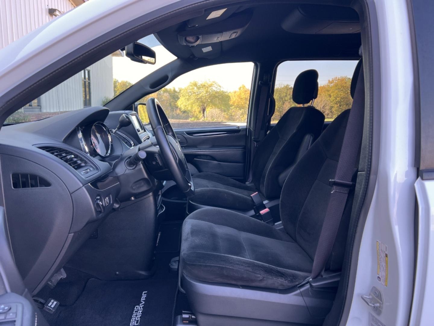 2015 WHITE /Black Cloth Dodge Grand Caravan SE (2C4RDGBG4FR) with an 3.6L V6 engine, Automatic transmission, located at 2990 Old Orchard Rd., Jackson, MO, 63755, 37.354214, -89.612106 - 2015 Dodge Grand Caravan SE 134xxx miles Front Wheel Drive 3.6L V6 Automatic 3rd Row Backup Camera Bluetooth Cruise Power Windows/Locks/Mirrors We have financing available and we accept trades! Fill out a credit application on our website or come by today! If you have any questions, give - Photo#11