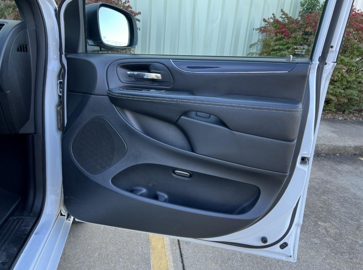 2015 WHITE /Black Cloth Dodge Grand Caravan SE (2C4RDGBG4FR) with an 3.6L V6 engine, Automatic transmission, located at 2990 Old Orchard Rd., Jackson, MO, 63755, 37.354214, -89.612106 - 2015 Dodge Grand Caravan SE 134xxx miles Front Wheel Drive 3.6L V6 Automatic 3rd Row Backup Camera Bluetooth Cruise Power Windows/Locks/Mirrors We have financing available and we accept trades! Fill out a credit application on our website or come by today! If you have any questions, give - Photo#12