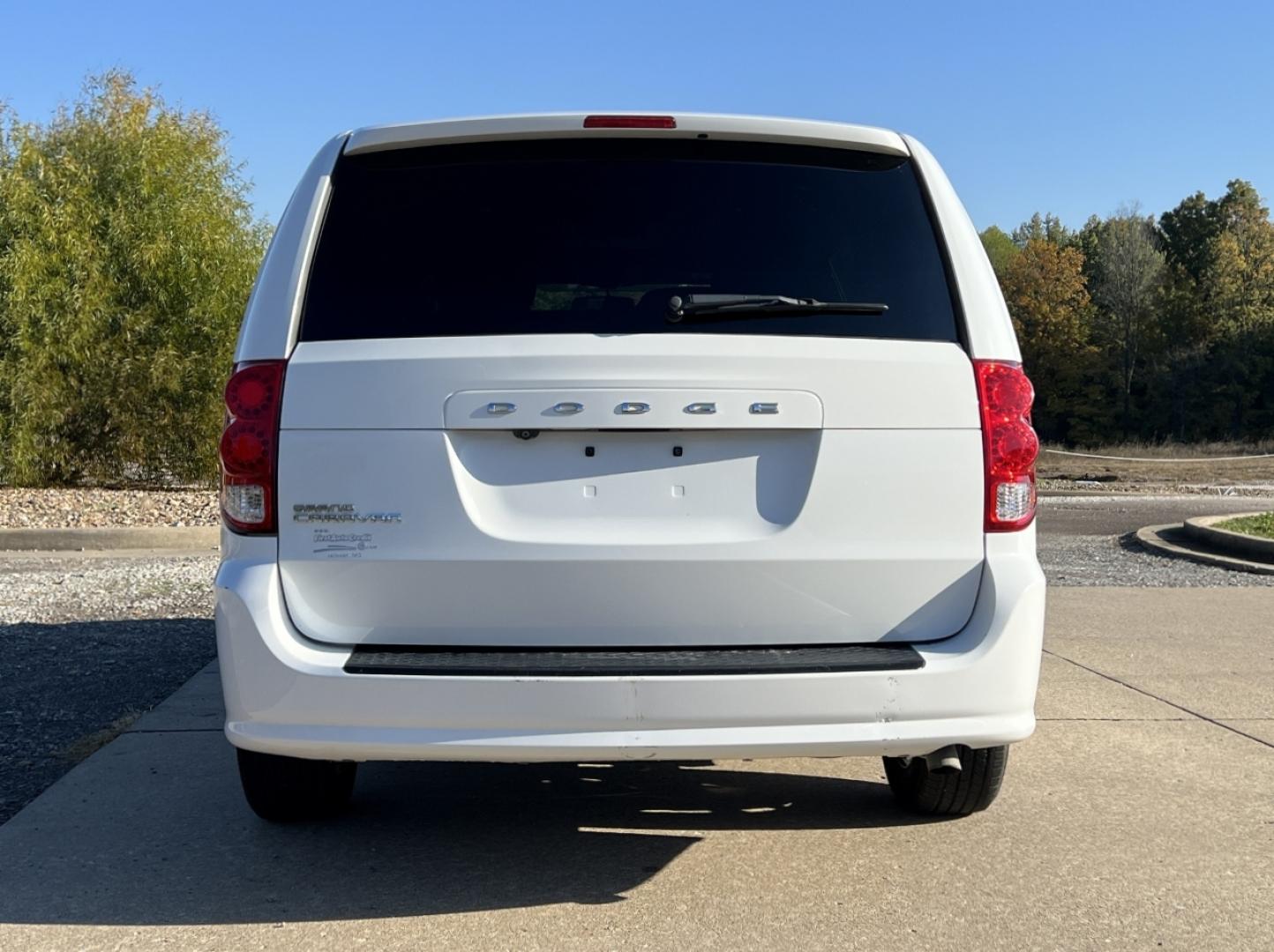 2015 WHITE /Black Cloth Dodge Grand Caravan SE (2C4RDGBG4FR) with an 3.6L V6 engine, Automatic transmission, located at 2990 Old Orchard Rd., Jackson, MO, 63755, 37.354214, -89.612106 - 2015 Dodge Grand Caravan SE 134xxx miles Front Wheel Drive 3.6L V6 Automatic 3rd Row Backup Camera Bluetooth Cruise Power Windows/Locks/Mirrors We have financing available and we accept trades! Fill out a credit application on our website or come by today! If you have any questions, give - Photo#8