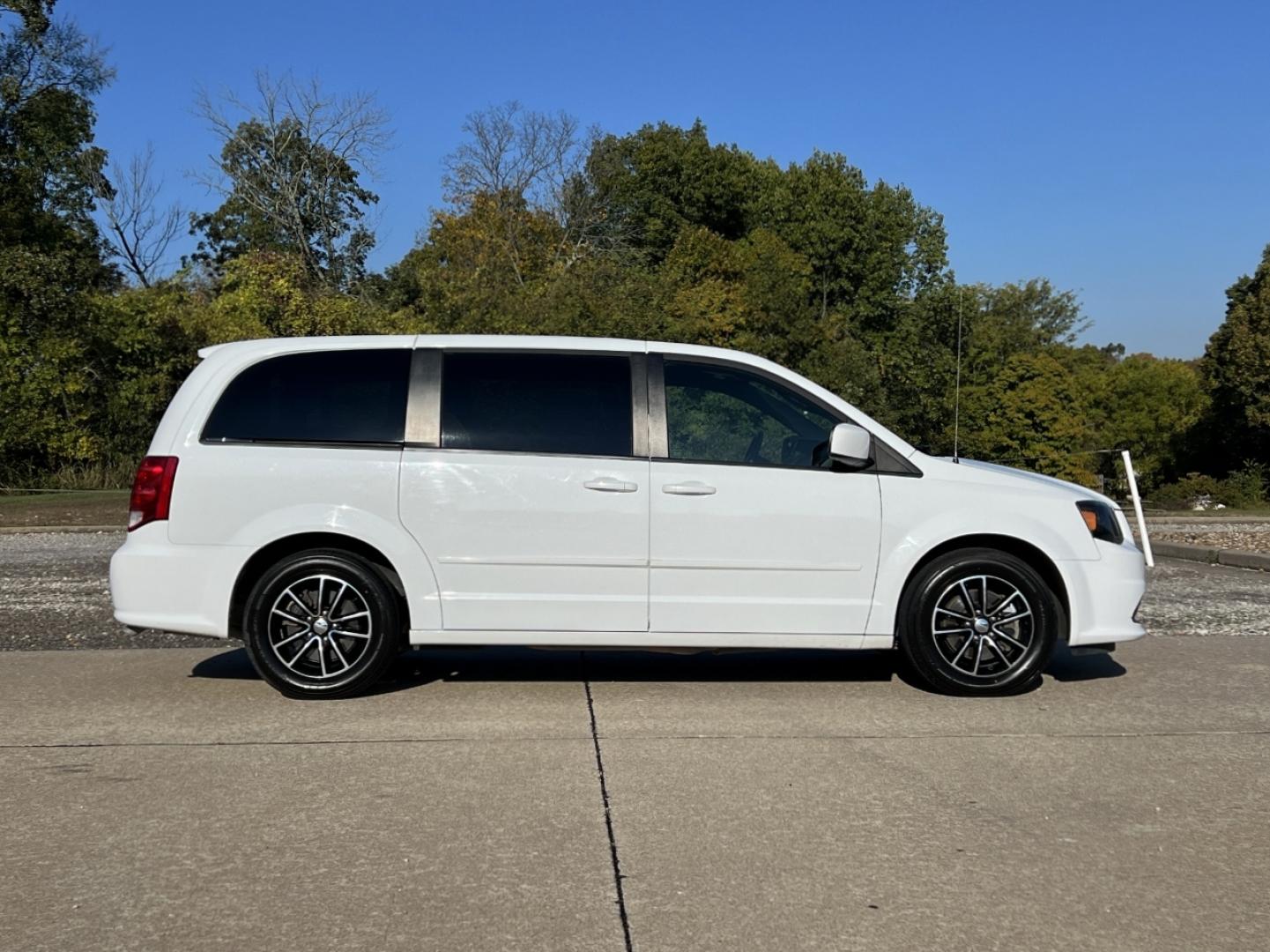 2015 WHITE /Black Cloth Dodge Grand Caravan SE (2C4RDGBG4FR) with an 3.6L V6 engine, Automatic transmission, located at 2990 Old Orchard Rd., Jackson, MO, 63755, 37.354214, -89.612106 - 2015 Dodge Grand Caravan SE 134xxx miles Front Wheel Drive 3.6L V6 Automatic 3rd Row Backup Camera Bluetooth Cruise Power Windows/Locks/Mirrors We have financing available and we accept trades! Fill out a credit application on our website or come by today! If you have any questions, give - Photo#5
