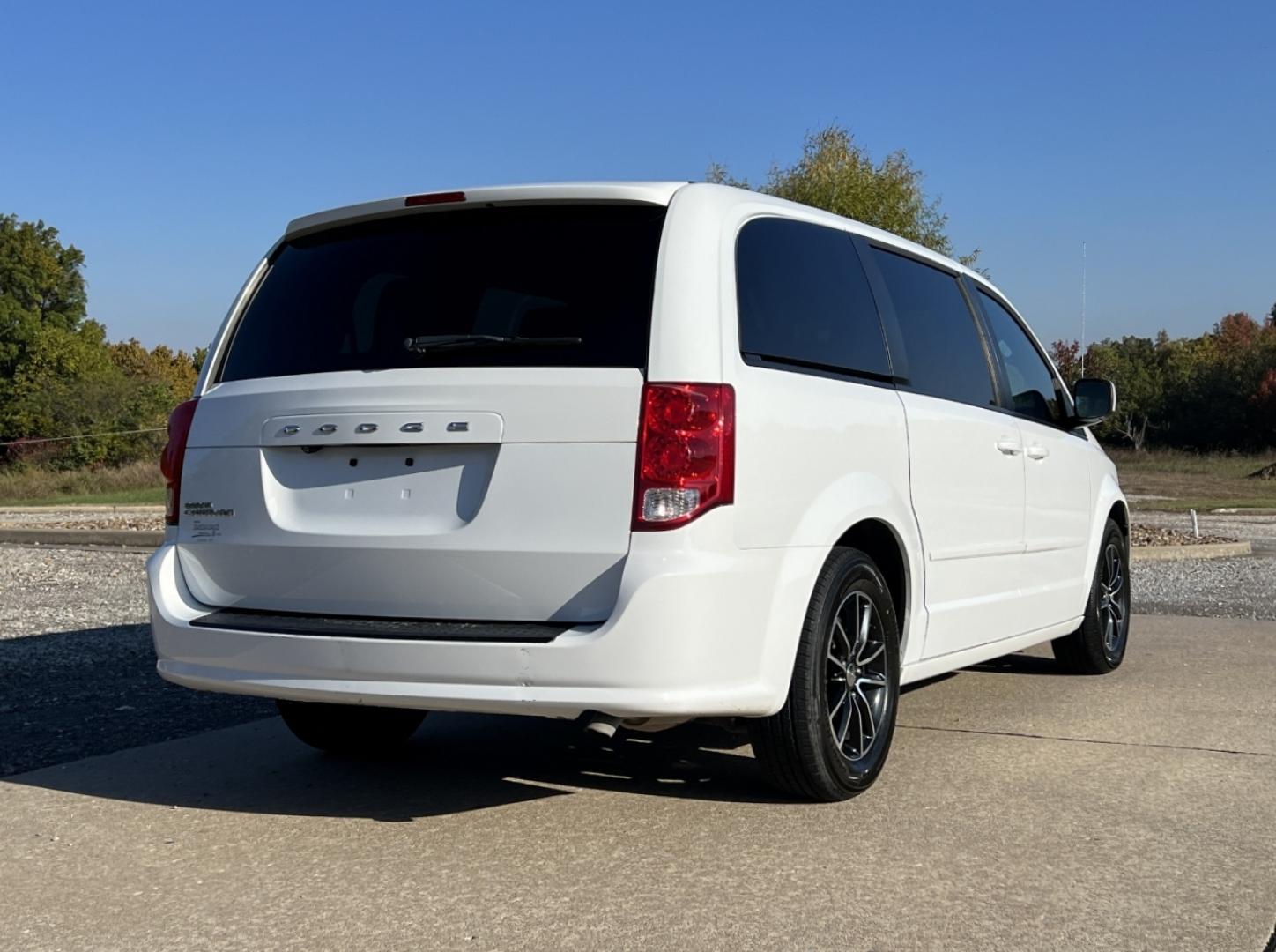 2015 WHITE /Black Cloth Dodge Grand Caravan SE (2C4RDGBG4FR) with an 3.6L V6 engine, Automatic transmission, located at 2990 Old Orchard Rd., Jackson, MO, 63755, 37.354214, -89.612106 - 2015 Dodge Grand Caravan SE 134xxx miles Front Wheel Drive 3.6L V6 Automatic 3rd Row Backup Camera Bluetooth Cruise Power Windows/Locks/Mirrors We have financing available and we accept trades! Fill out a credit application on our website or come by today! If you have any questions, give - Photo#6