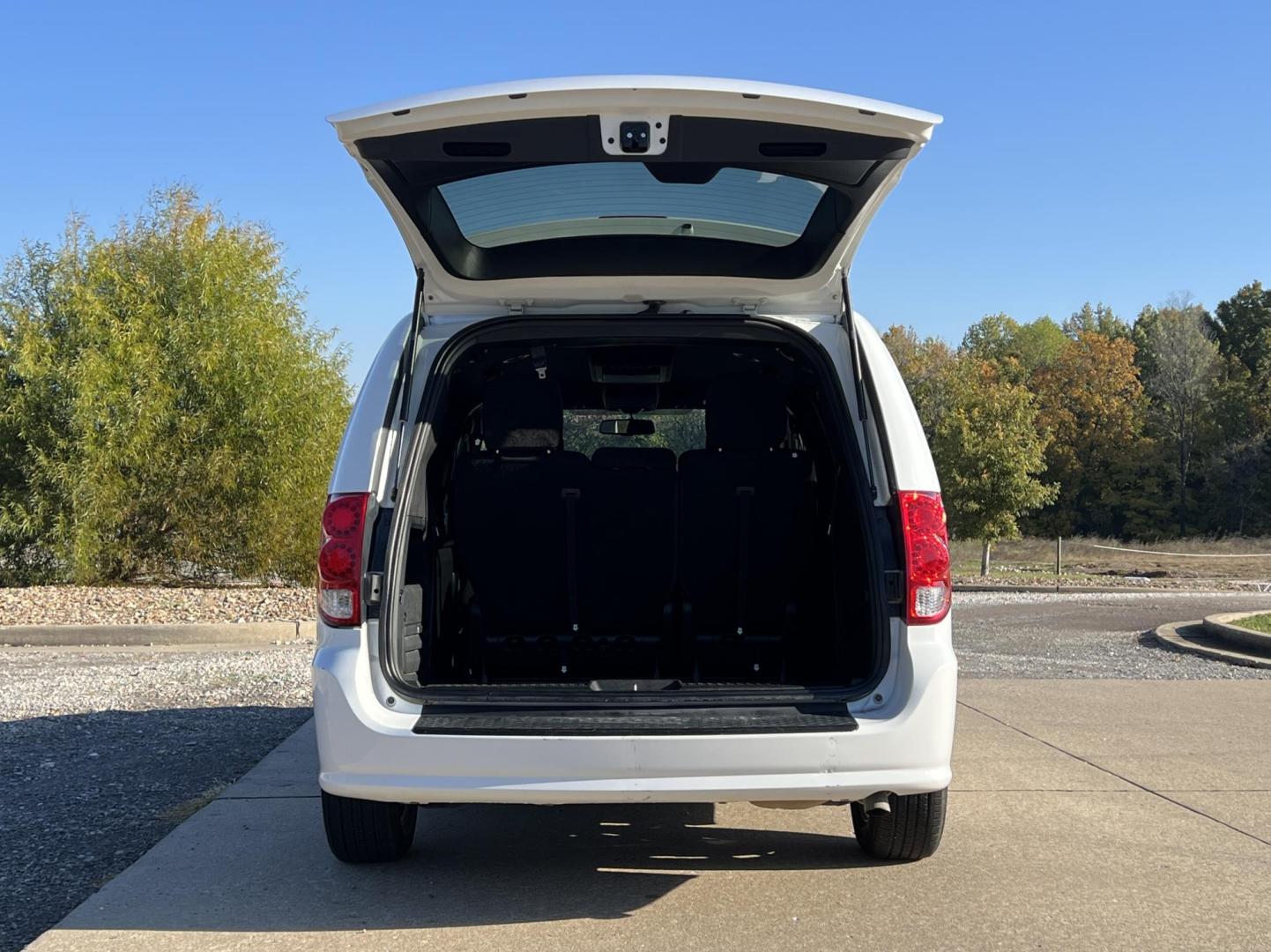 2015 WHITE /Black Cloth Dodge Grand Caravan SE (2C4RDGBG4FR) with an 3.6L V6 engine, Automatic transmission, located at 2990 Old Orchard Rd., Jackson, MO, 63755, 37.354214, -89.612106 - 2015 Dodge Grand Caravan SE 134xxx miles Front Wheel Drive 3.6L V6 Automatic 3rd Row Backup Camera Bluetooth Cruise Power Windows/Locks/Mirrors We have financing available and we accept trades! Fill out a credit application on our website or come by today! If you have any questions, give - Photo#17