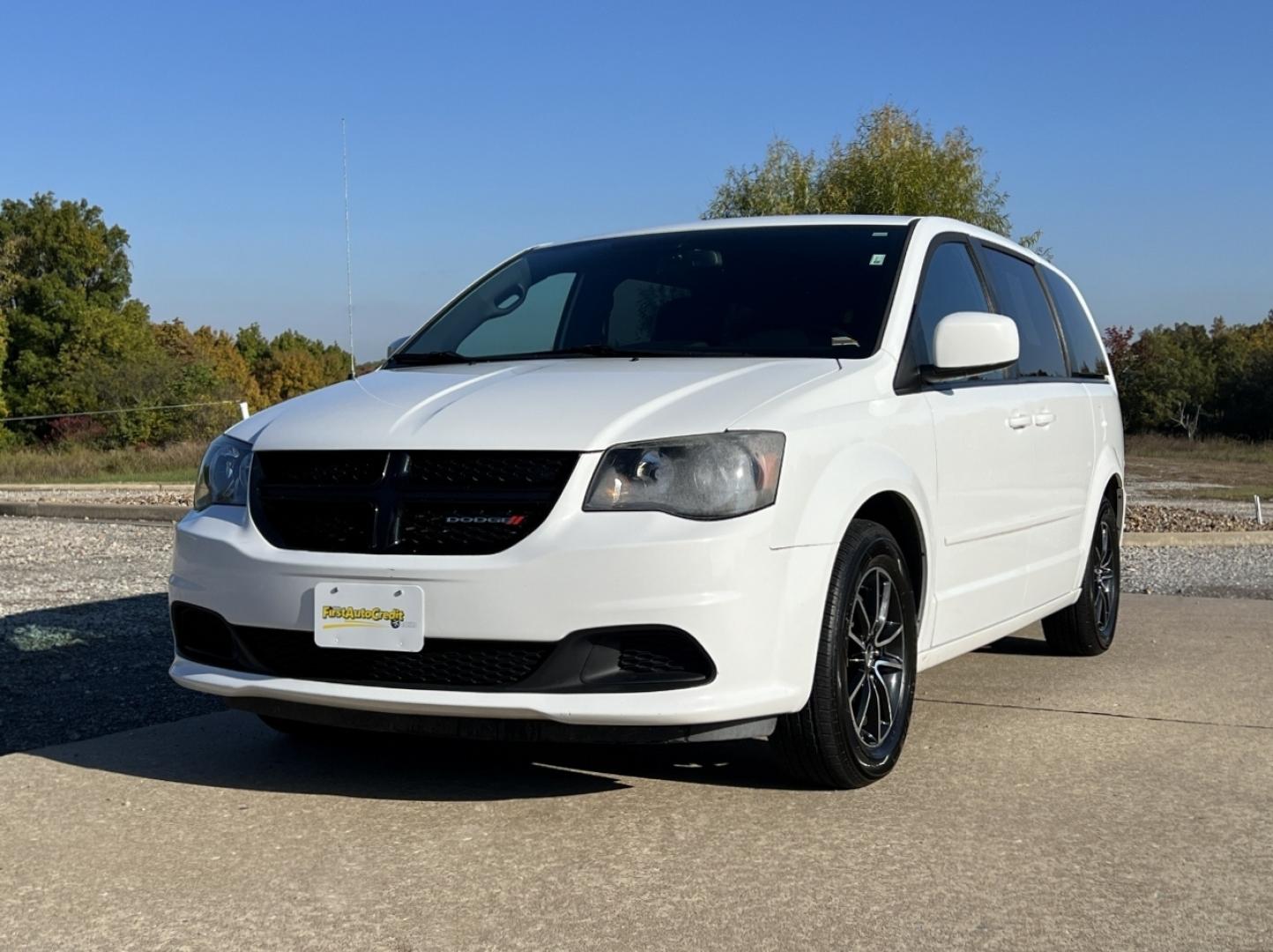 2015 WHITE /Black Cloth Dodge Grand Caravan SE (2C4RDGBG4FR) with an 3.6L V6 engine, Automatic transmission, located at 2990 Old Orchard Rd., Jackson, MO, 63755, 37.354214, -89.612106 - 2015 Dodge Grand Caravan SE 134xxx miles Front Wheel Drive 3.6L V6 Automatic 3rd Row Backup Camera Bluetooth Cruise Power Windows/Locks/Mirrors We have financing available and we accept trades! Fill out a credit application on our website or come by today! If you have any questions, give - Photo#3
