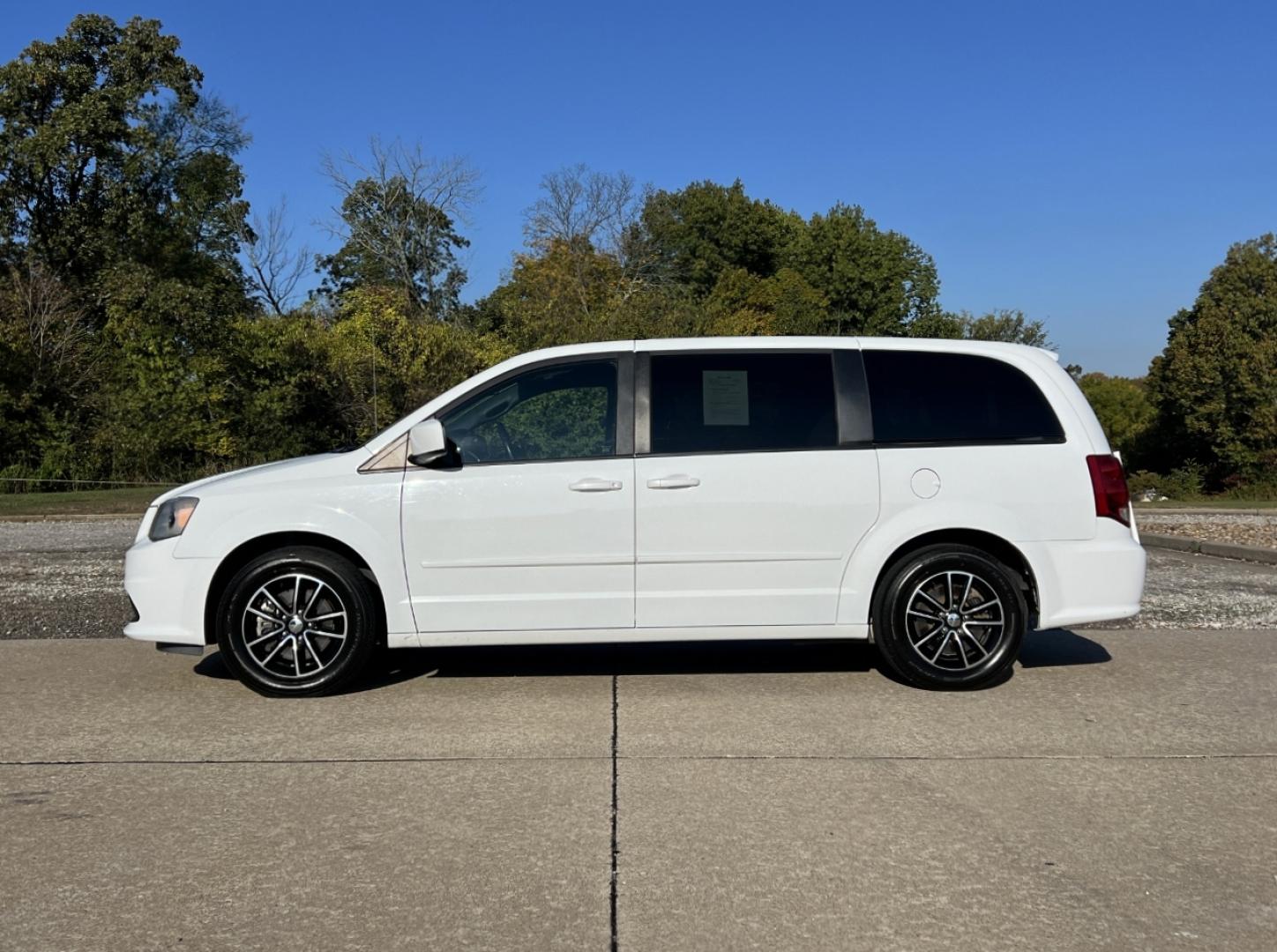 2015 WHITE /Black Cloth Dodge Grand Caravan SE (2C4RDGBG4FR) with an 3.6L V6 engine, Automatic transmission, located at 2990 Old Orchard Rd., Jackson, MO, 63755, 37.354214, -89.612106 - 2015 Dodge Grand Caravan SE 134xxx miles Front Wheel Drive 3.6L V6 Automatic 3rd Row Backup Camera Bluetooth Cruise Power Windows/Locks/Mirrors We have financing available and we accept trades! Fill out a credit application on our website or come by today! If you have any questions, give - Photo#4
