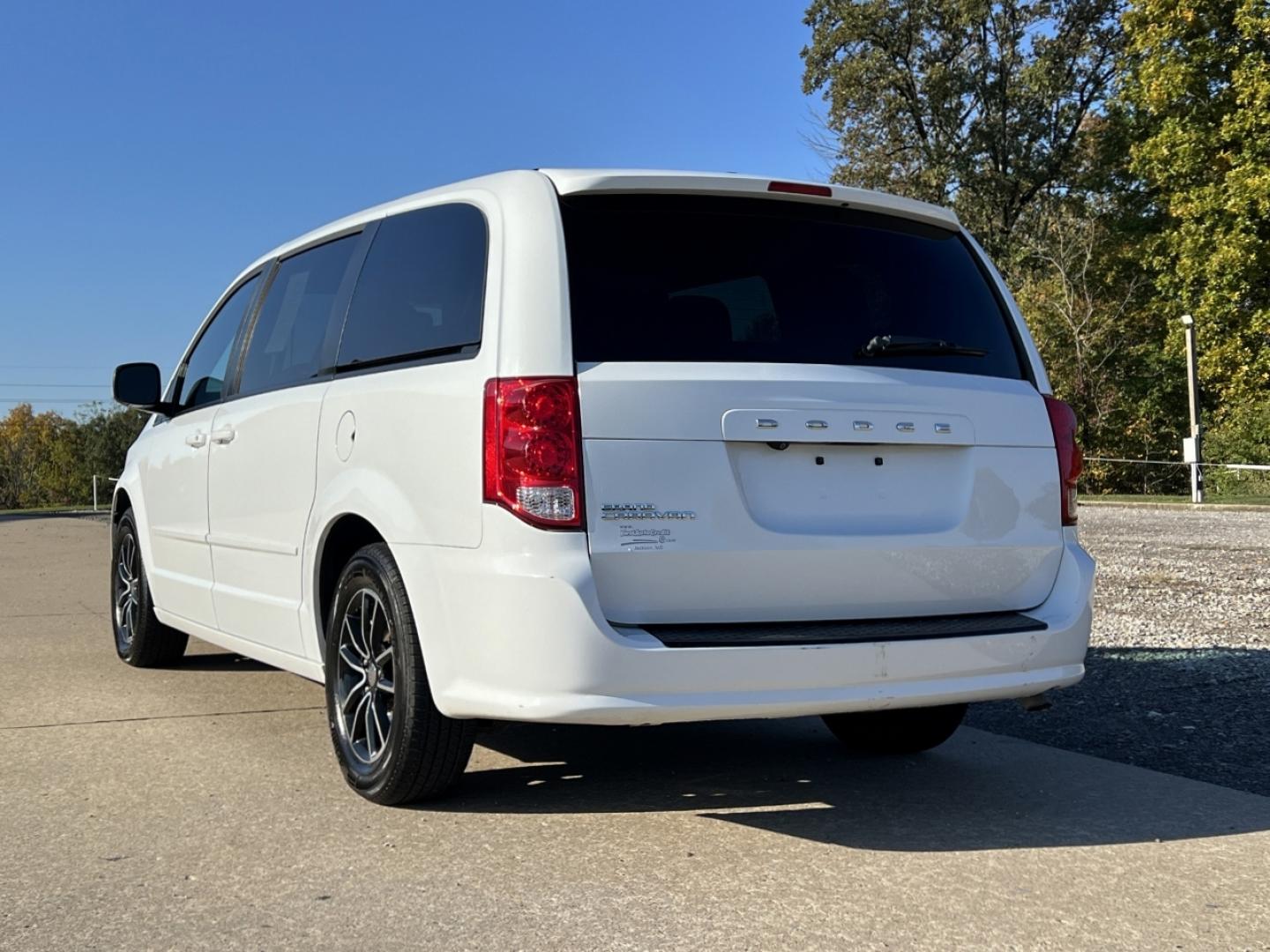 2015 WHITE /Black Cloth Dodge Grand Caravan SE (2C4RDGBG4FR) with an 3.6L V6 engine, Automatic transmission, located at 2990 Old Orchard Rd., Jackson, MO, 63755, 37.354214, -89.612106 - 2015 Dodge Grand Caravan SE 134xxx miles Front Wheel Drive 3.6L V6 Automatic 3rd Row Backup Camera Bluetooth Cruise Power Windows/Locks/Mirrors We have financing available and we accept trades! Fill out a credit application on our website or come by today! If you have any questions, give - Photo#7
