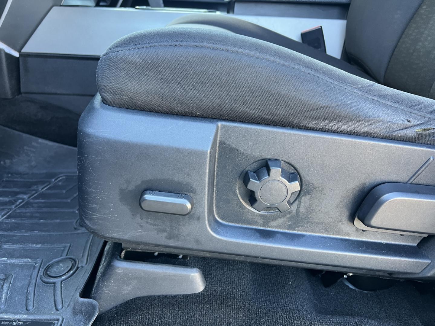 2017 WHITE /Black Cloth Ford Expedition XLT 4WD (1FMJU1JT6HE) with an 3.5L V6 engine, Automatic transmission, located at 506 S. Kingshighway, Cape Girardeau, MO, 63703, (573) 235-5000, 37.294991, -89.553635 - 2017 Ford Expedition XLT 146xxx miles 4 Wheel Drive 3.5L V6 Automatic 3rd Row Backup Camera Power Driver Seat Bluetooth Cruise Power Windows/Locks/Mirrors We have financing available and we accept trades! Fill out a credit application on our website or come by today! If you have any ques - Photo#4