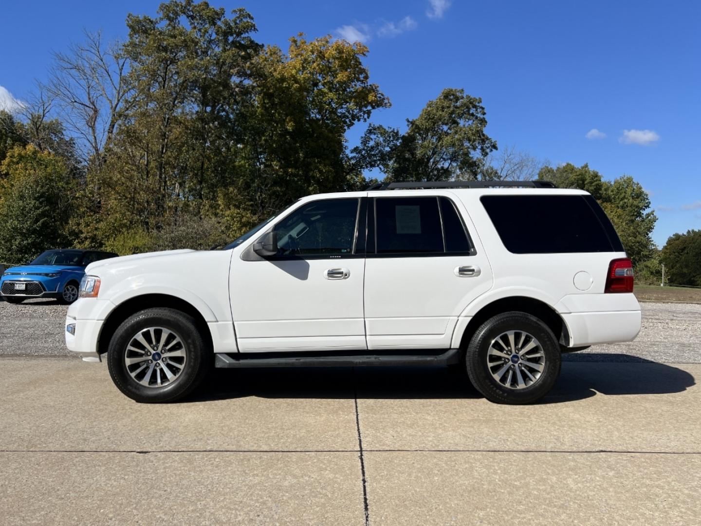 2017 WHITE /Black Cloth Ford Expedition XLT 4WD (1FMJU1JT6HE) with an 3.5L V6 engine, Automatic transmission, located at 506 S. Kingshighway, Cape Girardeau, MO, 63703, (573) 235-5000, 37.294991, -89.553635 - 2017 Ford Expedition XLT 146xxx miles 4 Wheel Drive 3.5L V6 Automatic 3rd Row Backup Camera Power Driver Seat Bluetooth Cruise Power Windows/Locks/Mirrors We have financing available and we accept trades! Fill out a credit application on our website or come by today! If you have any ques - Photo#6