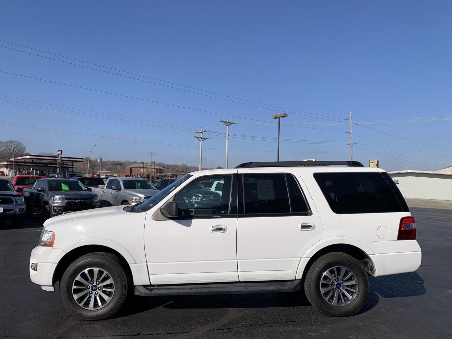 2017 WHITE /Black Cloth Ford Expedition XLT 4WD (1FMJU1JT6HE) with an 3.5L V6 engine, Automatic transmission, located at 506 S. Kingshighway, Cape Girardeau, MO, 63703, (573) 235-5000, 37.294991, -89.553635 - 2017 Ford Expedition XLT 146xxx miles 4 Wheel Drive 3.5L V6 Automatic 3rd Row Backup Camera Power Driver Seat Bluetooth Cruise Power Windows/Locks/Mirrors We have financing available and we accept trades! Fill out a credit application on our website or come by today! If you have any ques - Photo#3