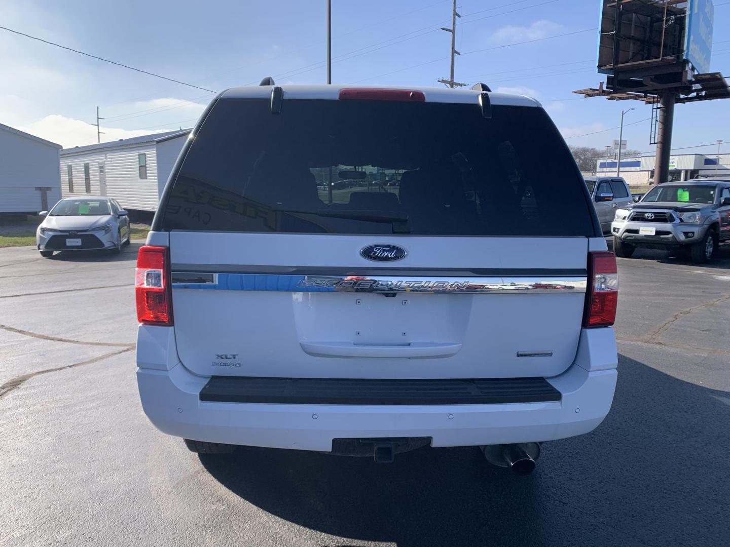 2017 WHITE /Black Cloth Ford Expedition XLT 4WD (1FMJU1JT6HE) with an 3.5L V6 engine, Automatic transmission, located at 506 S. Kingshighway, Cape Girardeau, MO, 63703, (573) 235-5000, 37.294991, -89.553635 - 2017 Ford Expedition XLT 146xxx miles 4 Wheel Drive 3.5L V6 Automatic 3rd Row Backup Camera Power Driver Seat Bluetooth Cruise Power Windows/Locks/Mirrors We have financing available and we accept trades! Fill out a credit application on our website or come by today! If you have any ques - Photo#5