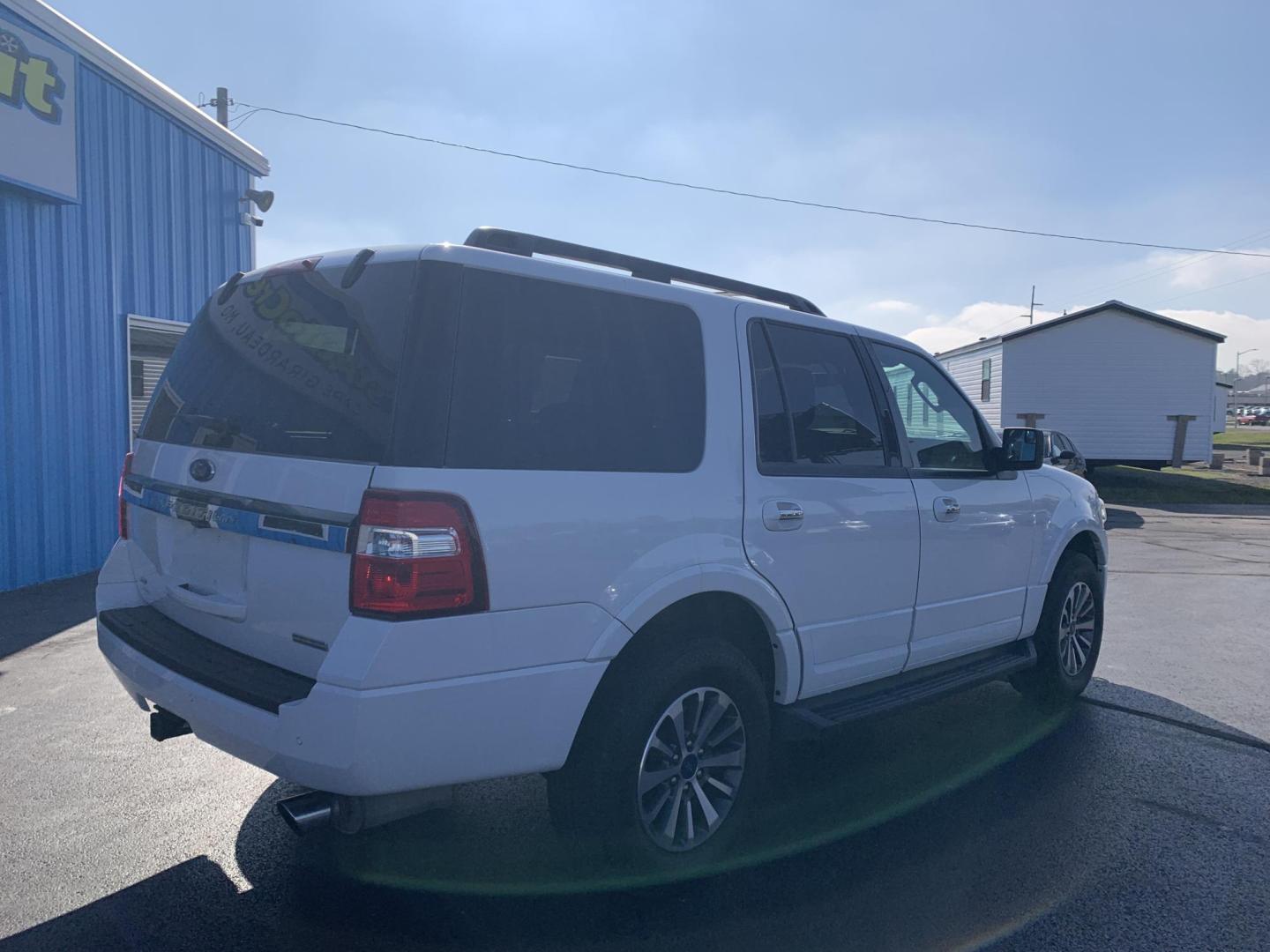 2017 WHITE /Black Cloth Ford Expedition XLT 4WD (1FMJU1JT6HE) with an 3.5L V6 engine, Automatic transmission, located at 506 S. Kingshighway, Cape Girardeau, MO, 63703, (573) 235-5000, 37.294991, -89.553635 - 2017 Ford Expedition XLT 146xxx miles 4 Wheel Drive 3.5L V6 Automatic 3rd Row Backup Camera Power Driver Seat Bluetooth Cruise Power Windows/Locks/Mirrors We have financing available and we accept trades! Fill out a credit application on our website or come by today! If you have any ques - Photo#8