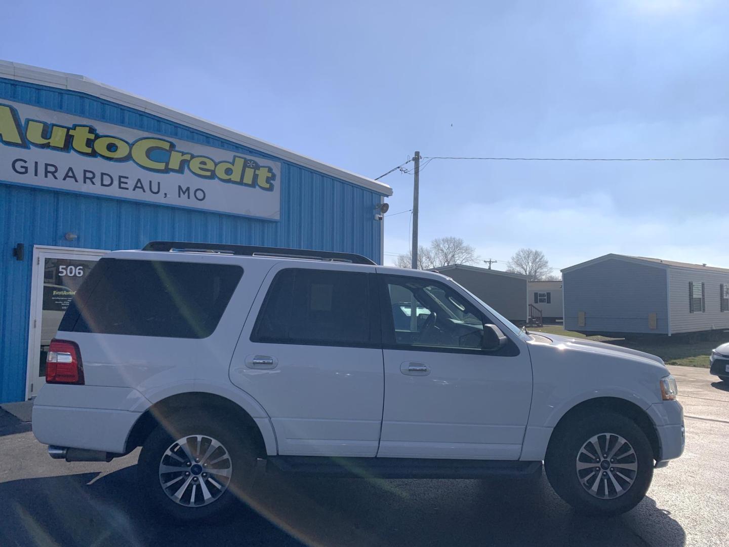 2017 WHITE /Black Cloth Ford Expedition XLT 4WD (1FMJU1JT6HE) with an 3.5L V6 engine, Automatic transmission, located at 506 S. Kingshighway, Cape Girardeau, MO, 63703, (573) 235-5000, 37.294991, -89.553635 - 2017 Ford Expedition XLT 146xxx miles 4 Wheel Drive 3.5L V6 Automatic 3rd Row Backup Camera Power Driver Seat Bluetooth Cruise Power Windows/Locks/Mirrors We have financing available and we accept trades! Fill out a credit application on our website or come by today! If you have any ques - Photo#9