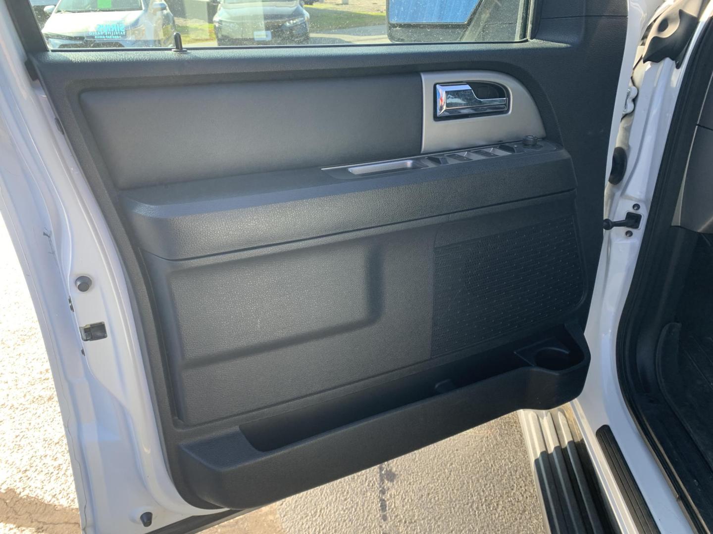 2017 WHITE /Black Cloth Ford Expedition XLT 4WD (1FMJU1JT6HE) with an 3.5L V6 engine, Automatic transmission, located at 506 S. Kingshighway, Cape Girardeau, MO, 63703, (573) 235-5000, 37.294991, -89.553635 - 2017 Ford Expedition XLT 146xxx miles 4 Wheel Drive 3.5L V6 Automatic 3rd Row Backup Camera Power Driver Seat Bluetooth Cruise Power Windows/Locks/Mirrors We have financing available and we accept trades! Fill out a credit application on our website or come by today! If you have any ques - Photo#10