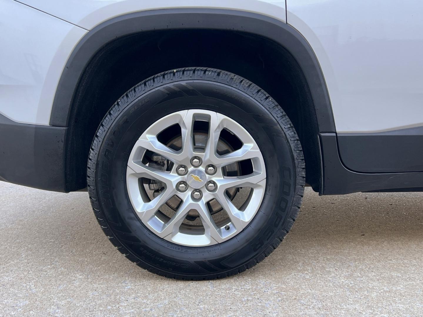 2021 SILVER /Black Cloth Chevrolet Traverse LT FWD (1GNERGKW4MJ) with an 3.6L V6 DOHC 24V engine, Automatic transmission, located at 506 S. Kingshighway, Cape Girardeau, MO, 63703, (573) 235-5000, 37.294991, -89.553635 - 2021 Chevrolet Traverse LT 1-Owner Only 37xxx miles Front Wheel Drive 3.6L V6 Automatic 3rd Row Backup Camera Power Driver Seat Heated Seats Bluetooth Remote Start Cruise Power Windows/Locks/Mirrors We have financing available and we accept trades! Fill out a credit application on our - Photo#42