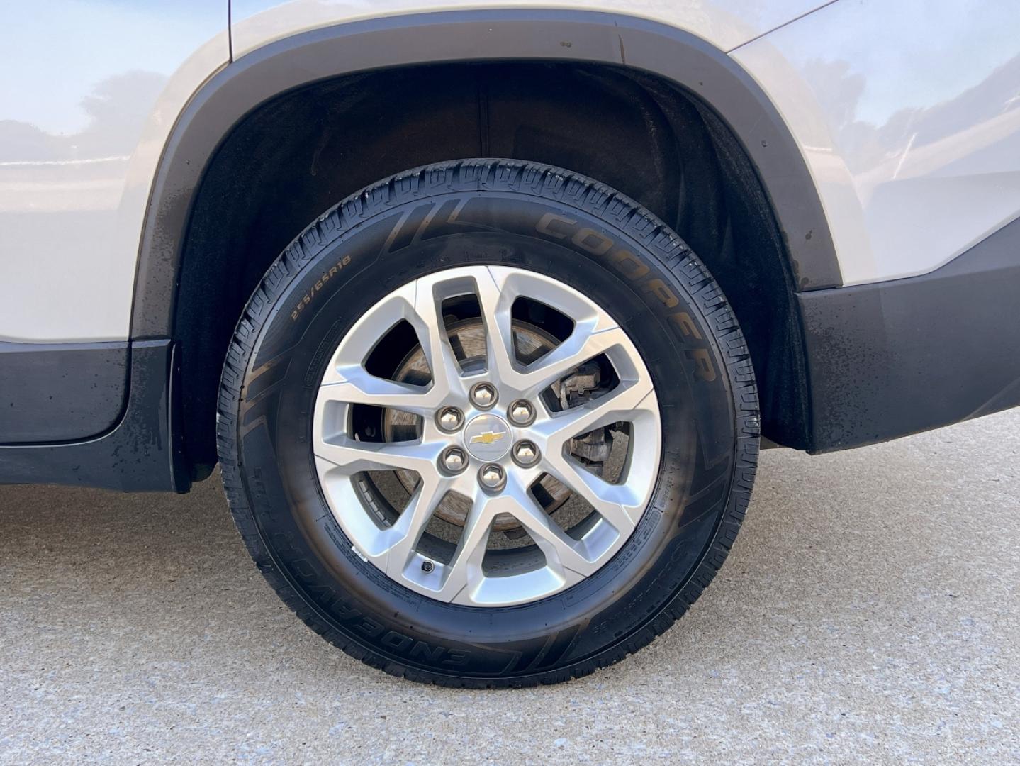 2021 SILVER /Black Cloth Chevrolet Traverse LT FWD (1GNERGKW4MJ) with an 3.6L V6 DOHC 24V engine, Automatic transmission, located at 506 S. Kingshighway, Cape Girardeau, MO, 63703, (573) 235-5000, 37.294991, -89.553635 - 2021 Chevrolet Traverse LT 1-Owner Only 37xxx miles Front Wheel Drive 3.6L V6 Automatic 3rd Row Backup Camera Power Driver Seat Heated Seats Bluetooth Remote Start Cruise Power Windows/Locks/Mirrors We have financing available and we accept trades! Fill out a credit application on our - Photo#41
