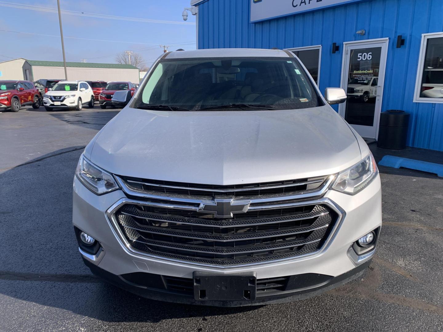 2021 SILVER /Black Cloth Chevrolet Traverse LT FWD (1GNERGKW4MJ) with an 3.6L V6 DOHC 24V engine, Automatic transmission, located at 506 S. Kingshighway, Cape Girardeau, MO, 63703, (573) 235-5000, 37.294991, -89.553635 - 2021 Chevrolet Traverse LT 1-Owner Only 37xxx miles Front Wheel Drive 3.6L V6 Automatic 3rd Row Backup Camera Power Driver Seat Heated Seats Bluetooth Remote Start Cruise Power Windows/Locks/Mirrors We have financing available and we accept trades! Fill out a credit application on our - Photo#1