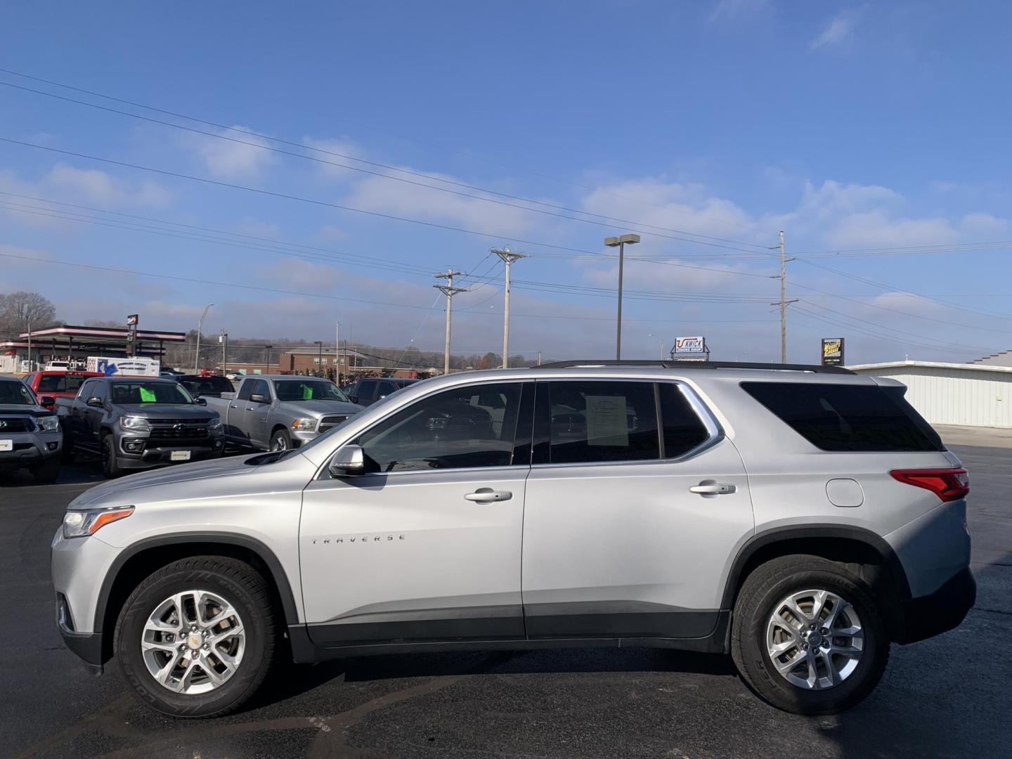 2021 SILVER /Black Cloth Chevrolet Traverse LT FWD (1GNERGKW4MJ) with an 3.6L V6 DOHC 24V engine, Automatic transmission, located at 506 S. Kingshighway, Cape Girardeau, MO, 63703, (573) 235-5000, 37.294991, -89.553635 - 2021 Chevrolet Traverse LT 1-Owner Only 37xxx miles Front Wheel Drive 3.6L V6 Automatic 3rd Row Backup Camera Power Driver Seat Heated Seats Bluetooth Remote Start Cruise Power Windows/Locks/Mirrors We have financing available and we accept trades! Fill out a credit application on our - Photo#3