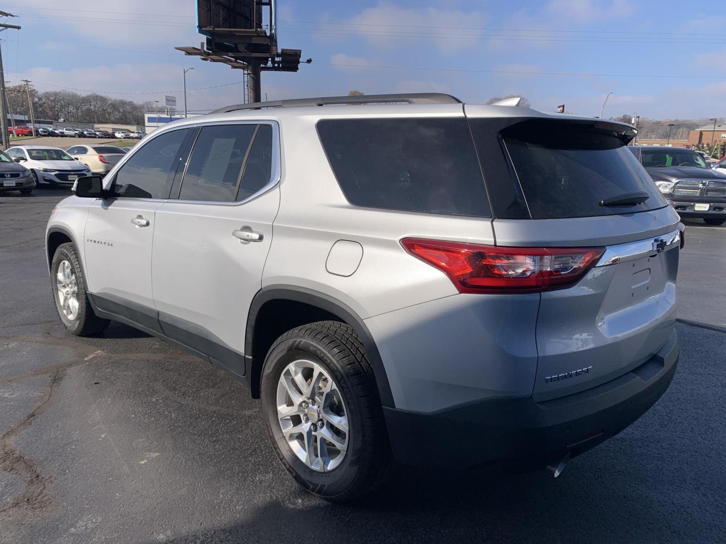 2021 SILVER /Black Cloth Chevrolet Traverse LT FWD (1GNERGKW4MJ) with an 3.6L V6 DOHC 24V engine, Automatic transmission, located at 506 S. Kingshighway, Cape Girardeau, MO, 63703, (573) 235-5000, 37.294991, -89.553635 - 2021 Chevrolet Traverse LT 1-Owner Only 37xxx miles Front Wheel Drive 3.6L V6 Automatic 3rd Row Backup Camera Power Driver Seat Heated Seats Bluetooth Remote Start Cruise Power Windows/Locks/Mirrors We have financing available and we accept trades! Fill out a credit application on our - Photo#4