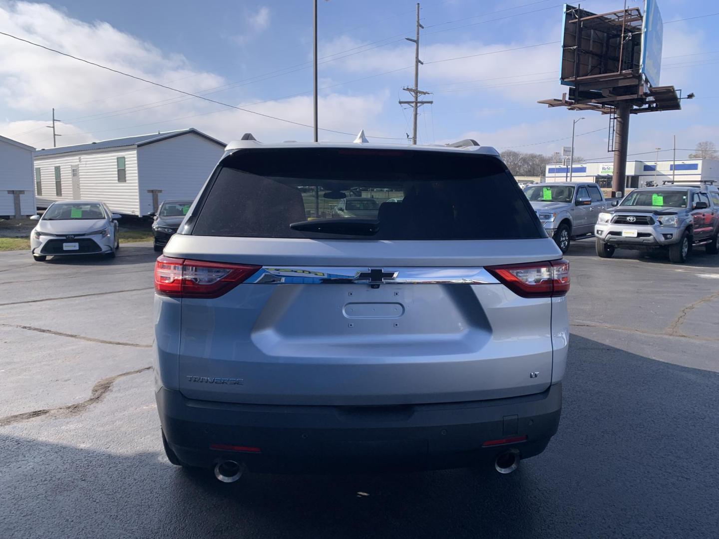 2021 SILVER /Black Cloth Chevrolet Traverse LT FWD (1GNERGKW4MJ) with an 3.6L V6 DOHC 24V engine, Automatic transmission, located at 506 S. Kingshighway, Cape Girardeau, MO, 63703, (573) 235-5000, 37.294991, -89.553635 - 2021 Chevrolet Traverse LT 1-Owner Only 37xxx miles Front Wheel Drive 3.6L V6 Automatic 3rd Row Backup Camera Power Driver Seat Heated Seats Bluetooth Remote Start Cruise Power Windows/Locks/Mirrors We have financing available and we accept trades! Fill out a credit application on our - Photo#5