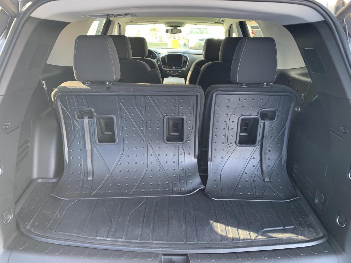 2021 SILVER /Black Cloth Chevrolet Traverse LT FWD (1GNERGKW4MJ) with an 3.6L V6 DOHC 24V engine, Automatic transmission, located at 506 S. Kingshighway, Cape Girardeau, MO, 63703, (573) 235-5000, 37.294991, -89.553635 - 2021 Chevrolet Traverse LT 1-Owner Only 37xxx miles Front Wheel Drive 3.6L V6 Automatic 3rd Row Backup Camera Power Driver Seat Heated Seats Bluetooth Remote Start Cruise Power Windows/Locks/Mirrors We have financing available and we accept trades! Fill out a credit application on our - Photo#6