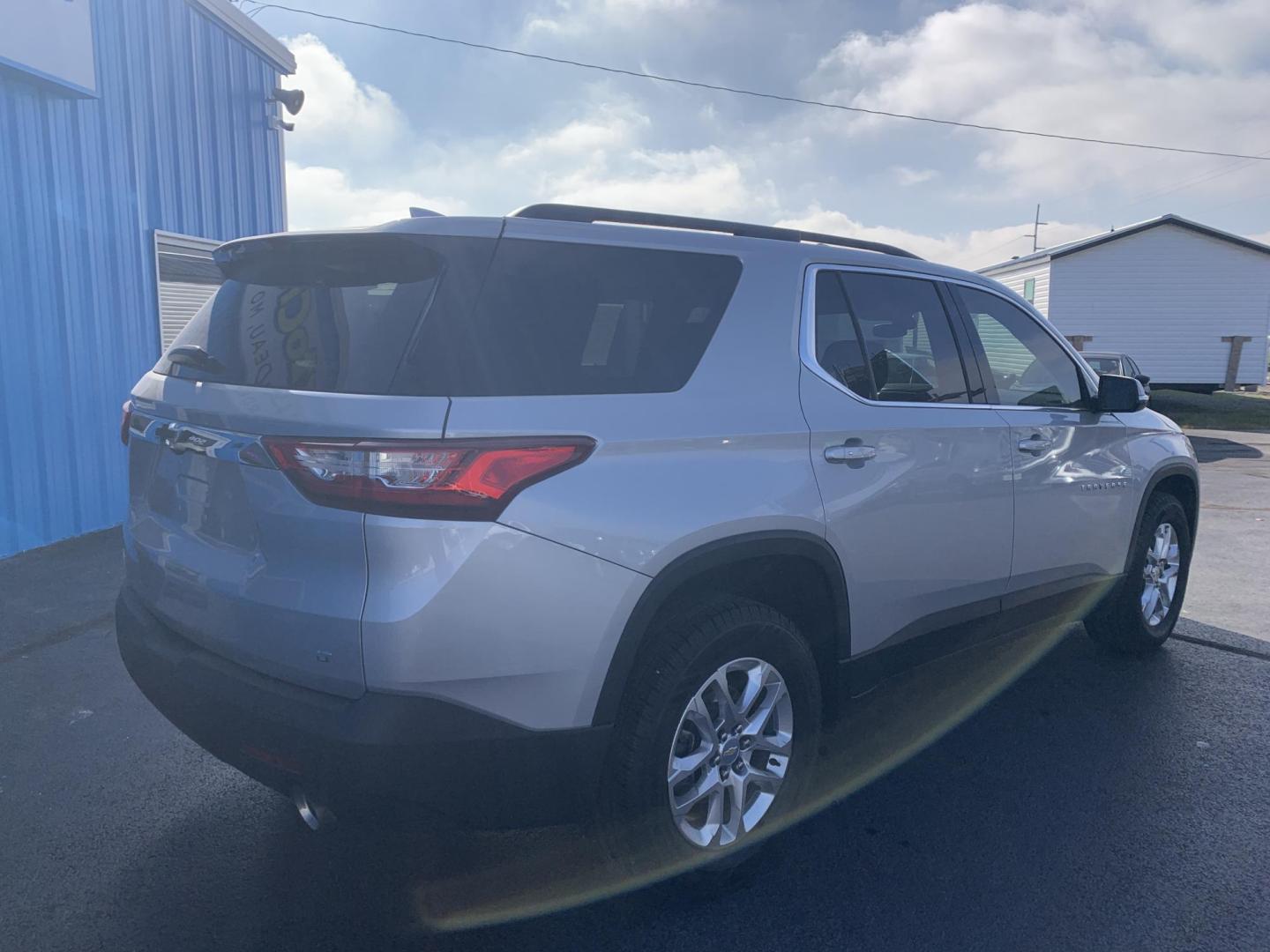 2021 SILVER /Black Cloth Chevrolet Traverse LT FWD (1GNERGKW4MJ) with an 3.6L V6 DOHC 24V engine, Automatic transmission, located at 506 S. Kingshighway, Cape Girardeau, MO, 63703, (573) 235-5000, 37.294991, -89.553635 - 2021 Chevrolet Traverse LT 1-Owner Only 37xxx miles Front Wheel Drive 3.6L V6 Automatic 3rd Row Backup Camera Power Driver Seat Heated Seats Bluetooth Remote Start Cruise Power Windows/Locks/Mirrors We have financing available and we accept trades! Fill out a credit application on our - Photo#7