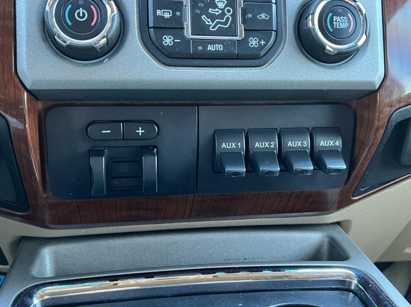 2015 WHITE /Brown Leather Ford F-250 SD King Ranch Crew Cab 4WD (1FT7W2BT2FE) with an 6.7L V8 DIESEL engine, Automatic transmission, located at 2990 Old Orchard Rd., Jackson, MO, 63755, 37.354214, -89.612106 - 2015 Ford F-250 Lariat King Ranch 178xxx miles 4x4 6.7L V8 Diesel Automatic Leather Navigation Power/Heated/Cooled Seats Backup Camera Sunroof Power Running Boards Bluetooth Remote Start Cruise Power Windows/Locks/Mirrors We have financing available and we accept trades! Fill out a cr - Photo#28