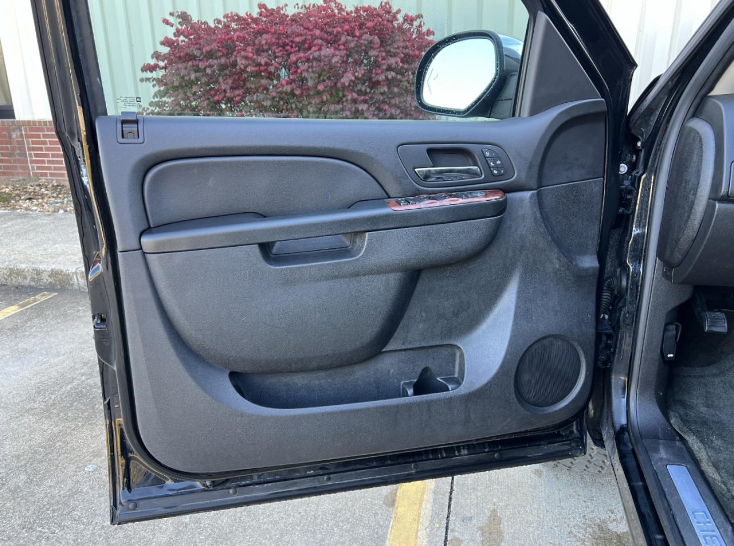 2014 BLACK /Black Leather Chevrolet Tahoe LTZ 4WD (1GNSKCE07ER) with an 5.3L V8 OHV 16V FFV engine, Automatic transmission, located at 2990 Old Orchard Rd., Jackson, MO, 63755, 37.354214, -89.612106 - 2014 Chevrolet Tahoe 1500 LTZ 155xxx miles 4 Wheel Drive 5.3L V8 Automatic Leather 3rd Row Navigation Rear Entertainment Backup Camera Power/Heated/Cooled Seats Heated Rear Seats Heated Steering Wheel Sunroof Remote Start Cruise Power Windows/Locks/Mirrors We have financing availabl - Photo#18