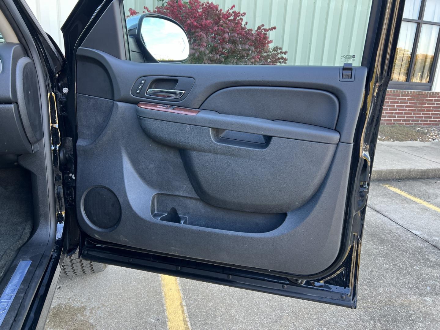 2014 BLACK /Black Leather Chevrolet Tahoe LTZ 4WD (1GNSKCE07ER) with an 5.3L V8 OHV 16V FFV engine, Automatic transmission, located at 2990 Old Orchard Rd., Jackson, MO, 63755, 37.354214, -89.612106 - 2014 Chevrolet Tahoe 1500 LTZ 155xxx miles 4 Wheel Drive 5.3L V8 Automatic Leather 3rd Row Navigation Rear Entertainment Backup Camera Power/Heated/Cooled Seats Heated Rear Seats Heated Steering Wheel Sunroof Remote Start Cruise Power Windows/Locks/Mirrors We have financing availabl - Photo#20