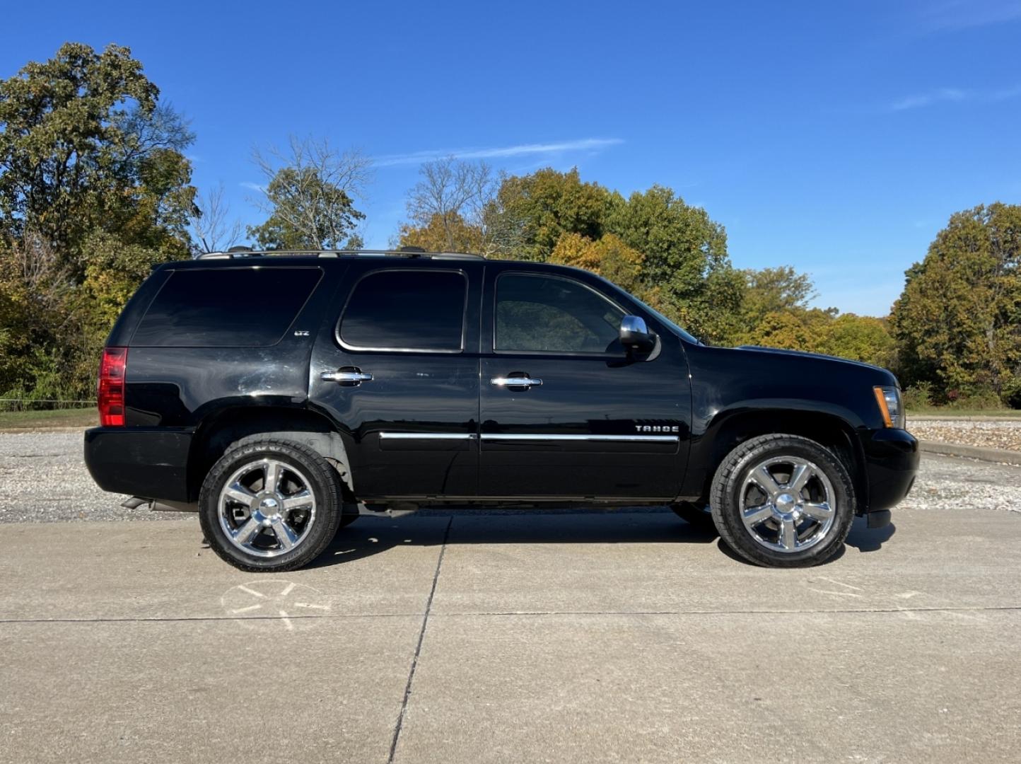 2014 BLACK /Black Leather Chevrolet Tahoe LTZ 4WD (1GNSKCE07ER) with an 5.3L V8 OHV 16V FFV engine, Automatic transmission, located at 2990 Old Orchard Rd., Jackson, MO, 63755, 37.354214, -89.612106 - 2014 Chevrolet Tahoe 1500 LTZ 155xxx miles 4 Wheel Drive 5.3L V8 Automatic Leather 3rd Row Navigation Rear Entertainment Backup Camera Power/Heated/Cooled Seats Heated Rear Seats Heated Steering Wheel Sunroof Remote Start Cruise Power Windows/Locks/Mirrors We have financing availabl - Photo#13