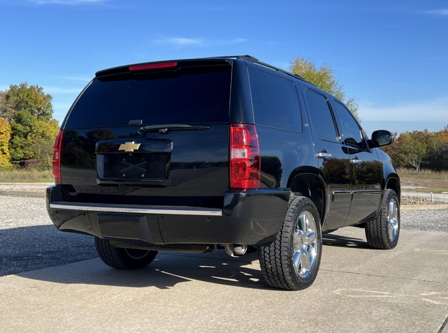 2014 BLACK /Black Leather Chevrolet Tahoe LTZ 4WD (1GNSKCE07ER) with an 5.3L V8 OHV 16V FFV engine, Automatic transmission, located at 2990 Old Orchard Rd., Jackson, MO, 63755, 37.354214, -89.612106 - 2014 Chevrolet Tahoe 1500 LTZ 155xxx miles 4 Wheel Drive 5.3L V8 Automatic Leather 3rd Row Navigation Rear Entertainment Backup Camera Power/Heated/Cooled Seats Heated Rear Seats Heated Steering Wheel Sunroof Remote Start Cruise Power Windows/Locks/Mirrors We have financing availabl - Photo#14