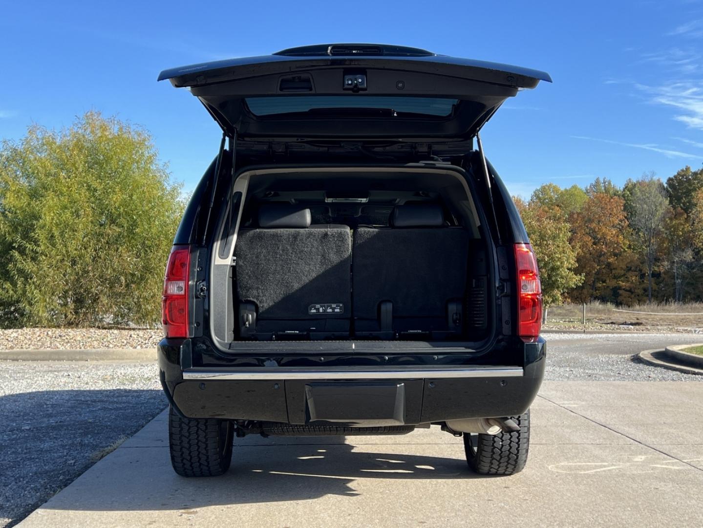 2014 BLACK /Black Leather Chevrolet Tahoe LTZ 4WD (1GNSKCE07ER) with an 5.3L V8 OHV 16V FFV engine, Automatic transmission, located at 2990 Old Orchard Rd., Jackson, MO, 63755, 37.354214, -89.612106 - 2014 Chevrolet Tahoe 1500 LTZ 155xxx miles 4 Wheel Drive 5.3L V8 Automatic Leather 3rd Row Navigation Rear Entertainment Backup Camera Power/Heated/Cooled Seats Heated Rear Seats Heated Steering Wheel Sunroof Remote Start Cruise Power Windows/Locks/Mirrors We have financing availabl - Photo#25