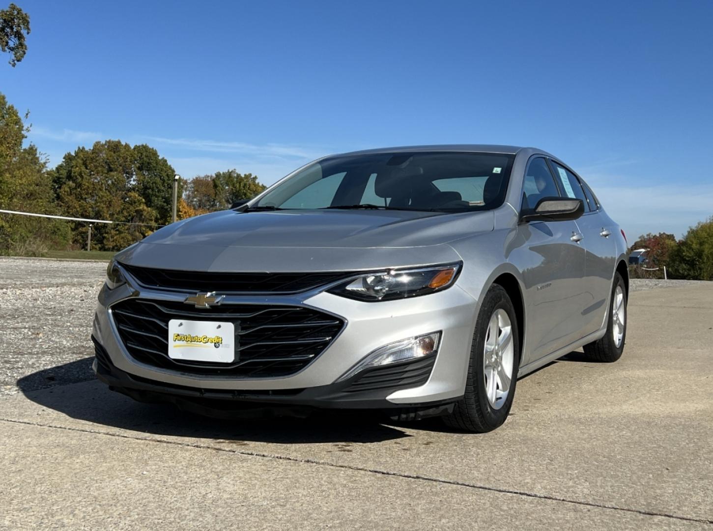 2019 SILVER /Black Cloth Chevrolet Malibu LS (1G1ZC5ST8KF) with an 1.5L 4 Cyl. engine, Automatic transmission, located at 2990 Old Orchard Rd., Jackson, MO, 63755, 37.354214, -89.612106 - 2019 Chevrolet Malibu LS 1-Owner 90xxx miles Front Wheel Drive 1.5L 4 Cyl. Automatic Backup Camera Bluetooth Cruise Power Windows/Locks/Mirrors We have financing available and we accept trades! Fill out a credit application on our website or come by today! If you have any questions, give - Photo#3