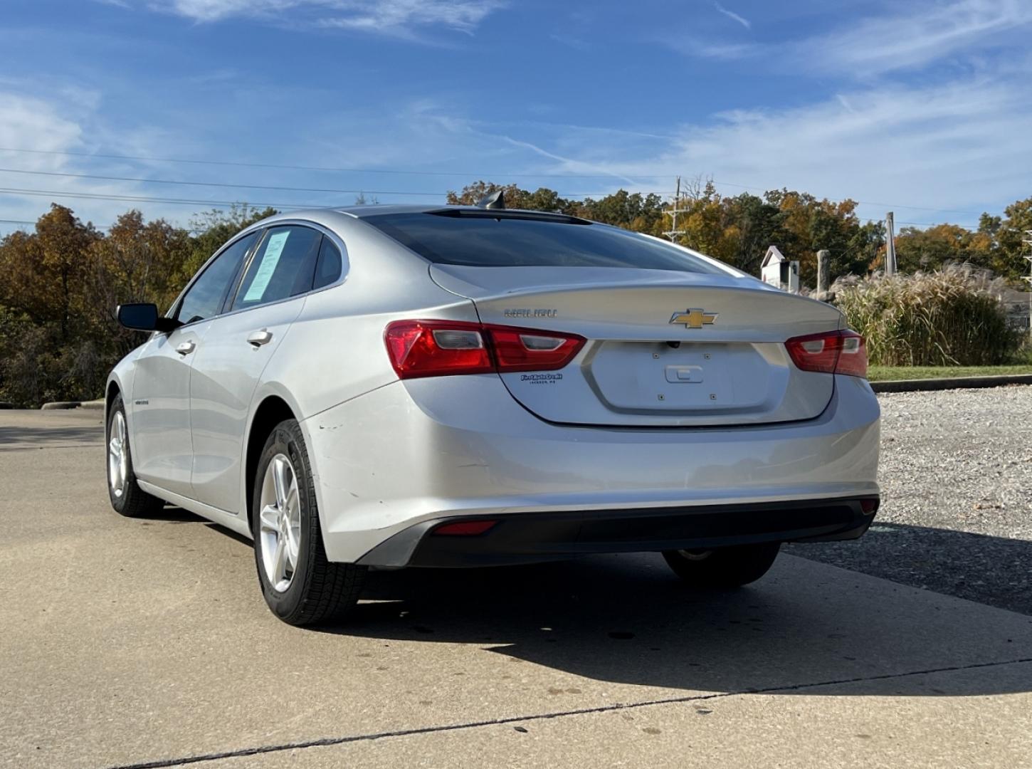 2019 SILVER /Black Cloth Chevrolet Malibu LS (1G1ZC5ST8KF) with an 1.5L 4 Cyl. engine, Automatic transmission, located at 2990 Old Orchard Rd., Jackson, MO, 63755, 37.354214, -89.612106 - 2019 Chevrolet Malibu LS 1-Owner 90xxx miles Front Wheel Drive 1.5L 4 Cyl. Automatic Backup Camera Bluetooth Cruise Power Windows/Locks/Mirrors We have financing available and we accept trades! Fill out a credit application on our website or come by today! If you have any questions, give - Photo#7