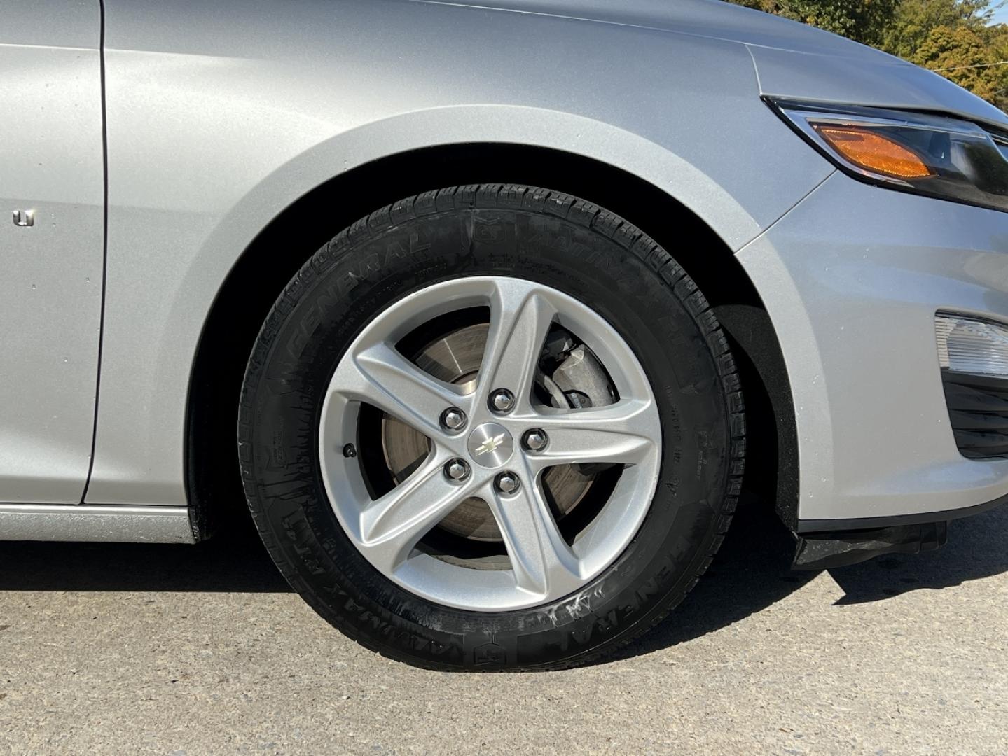 2019 SILVER /Black Cloth Chevrolet Malibu LS (1G1ZC5ST8KF) with an 1.5L 4 Cyl. engine, Automatic transmission, located at 2990 Old Orchard Rd., Jackson, MO, 63755, 37.354214, -89.612106 - 2019 Chevrolet Malibu LS 1-Owner 90xxx miles Front Wheel Drive 1.5L 4 Cyl. Automatic Backup Camera Bluetooth Cruise Power Windows/Locks/Mirrors We have financing available and we accept trades! Fill out a credit application on our website or come by today! If you have any questions, give - Photo#38